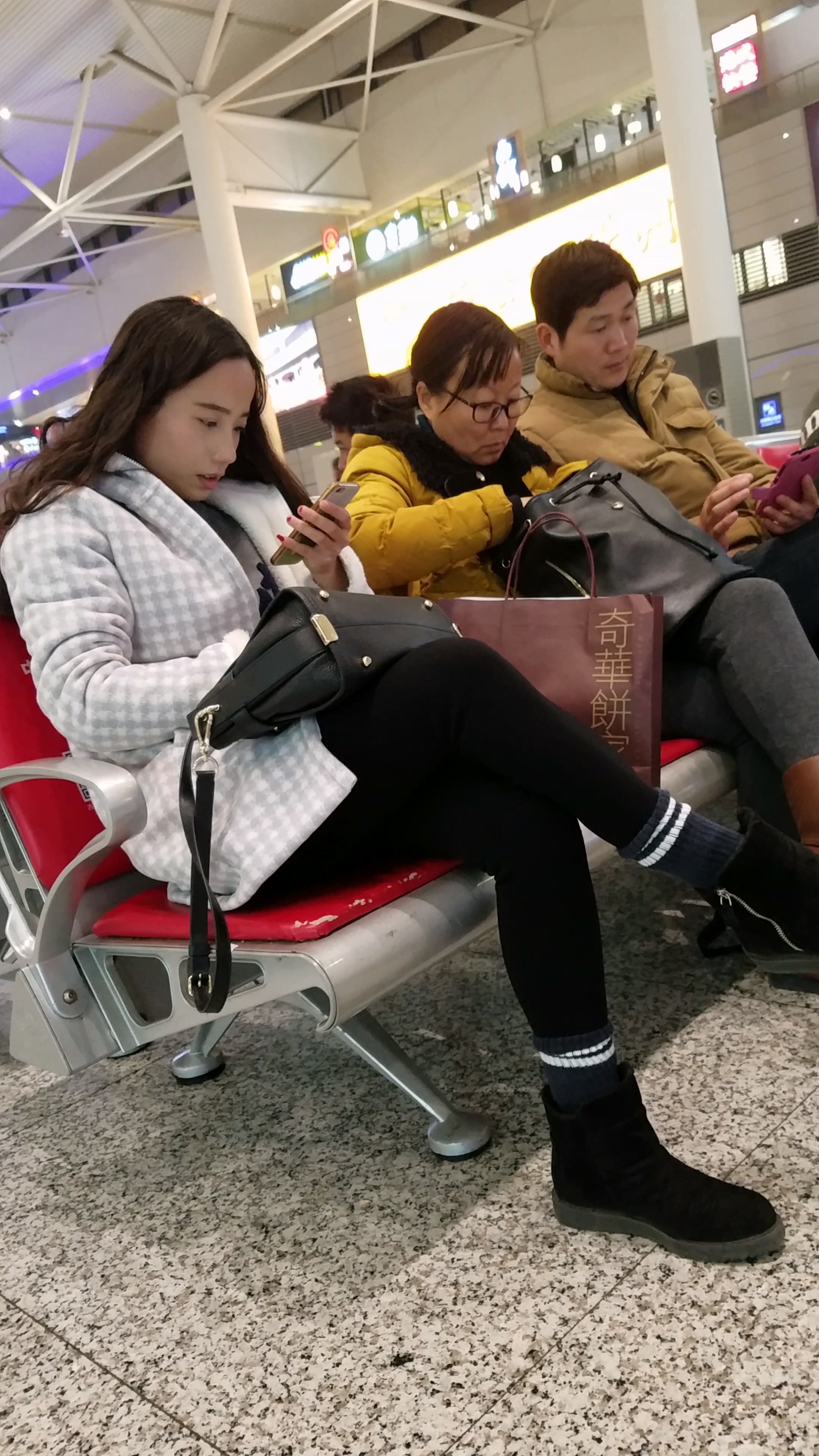 [4K高清视频]高铁站候车的黑色紧裤长发兔牙美眉-日更街拍