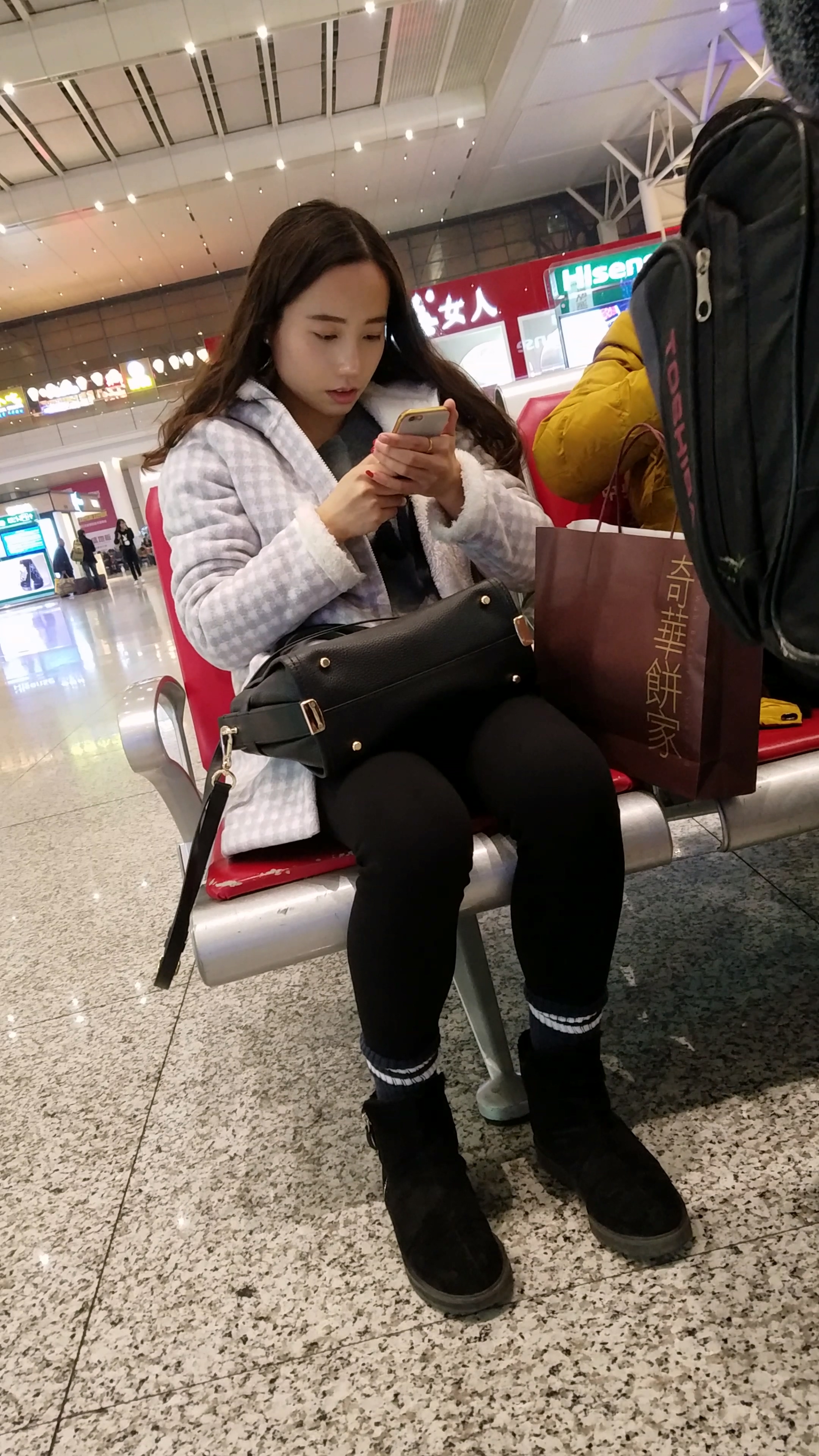 图片[2]-[4K高清视频]高铁站候车的黑色紧裤长发兔牙美眉-日更街拍