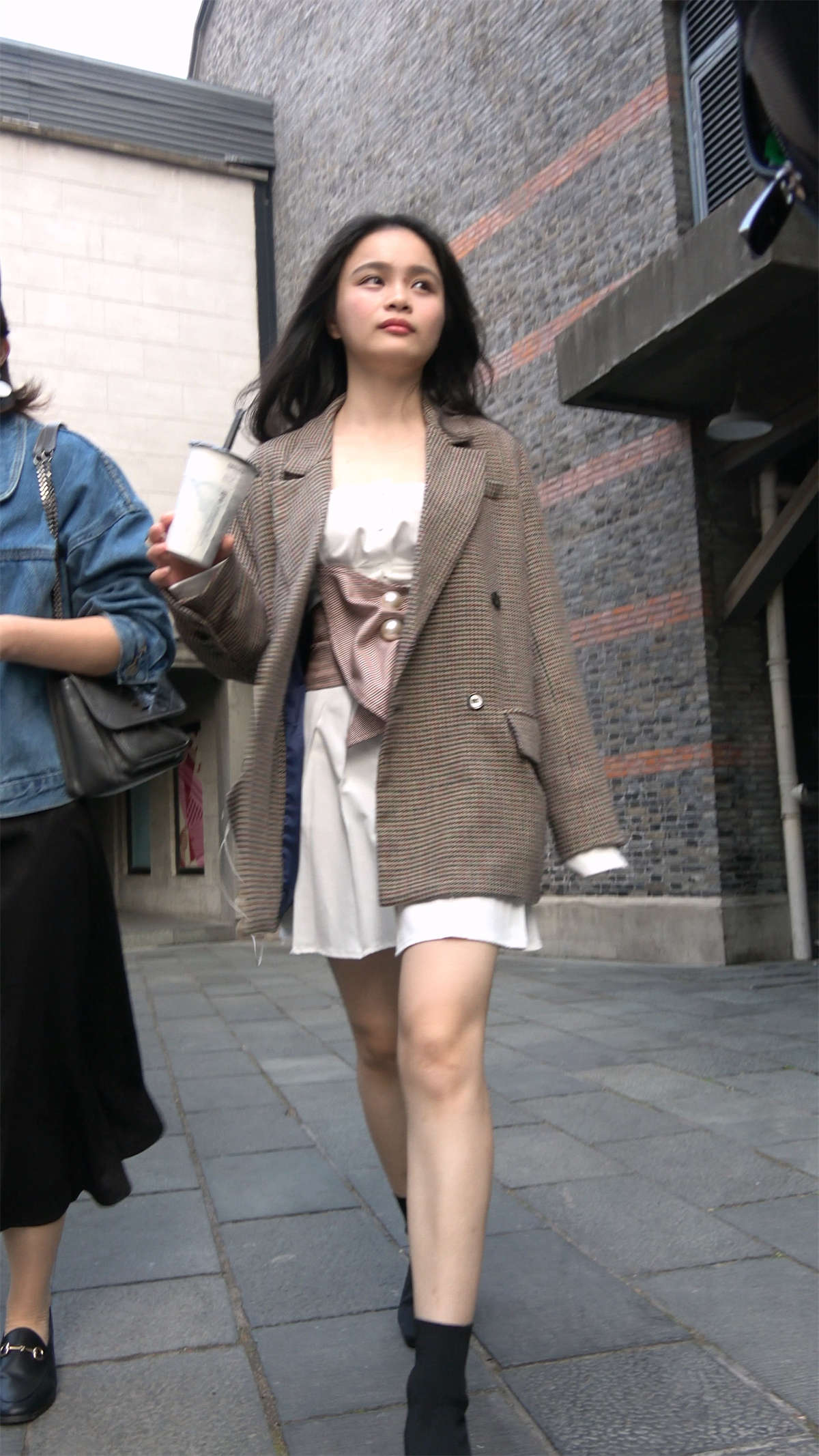 图片[2]-白裙美腿气质美女-日更街拍