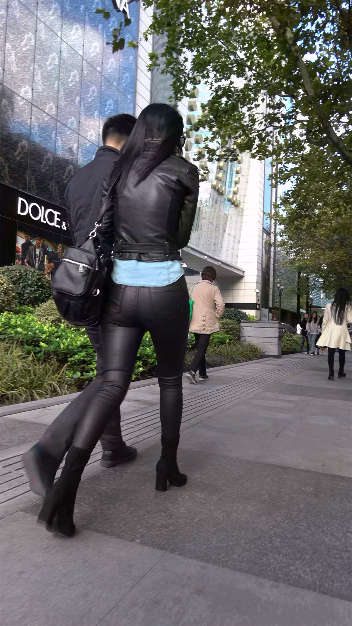 图片[2]-性感的皮裤御姐2-日更街拍
