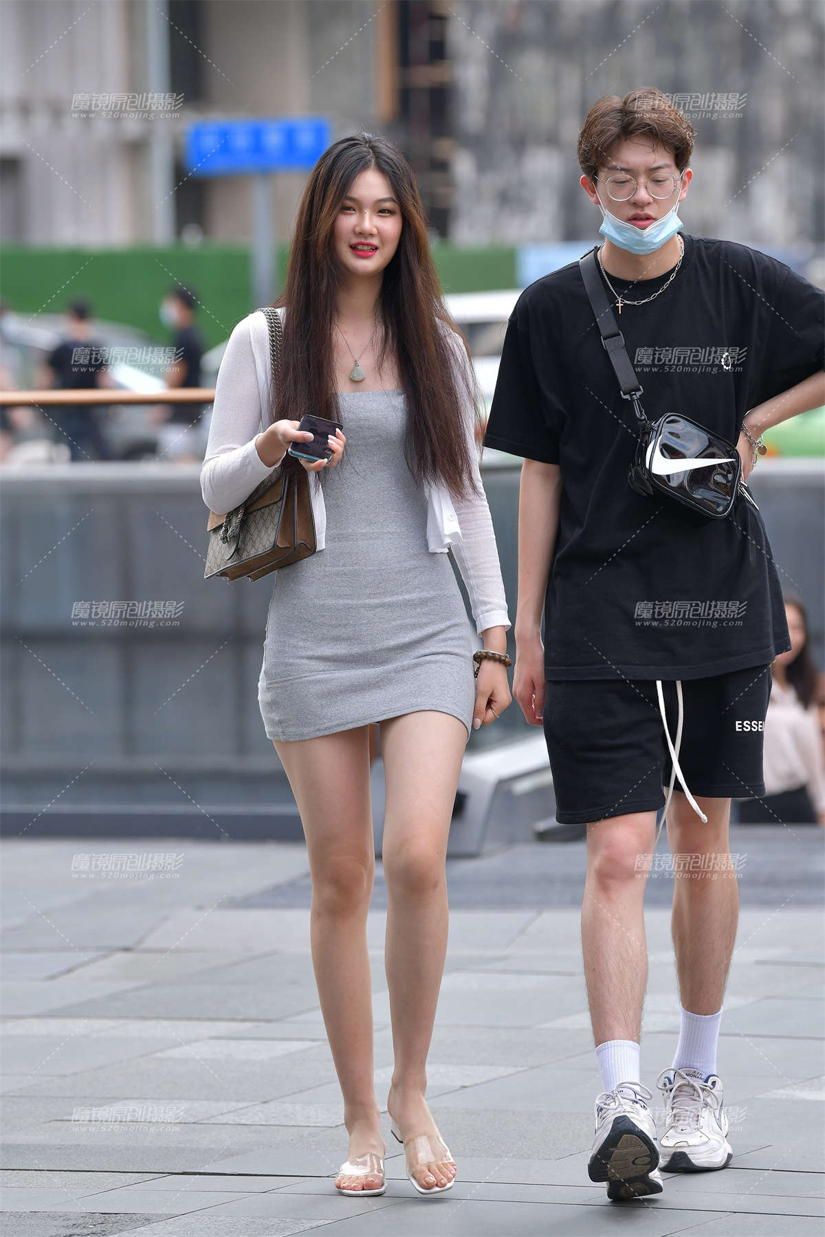 她来了，她又来了~-日更街拍