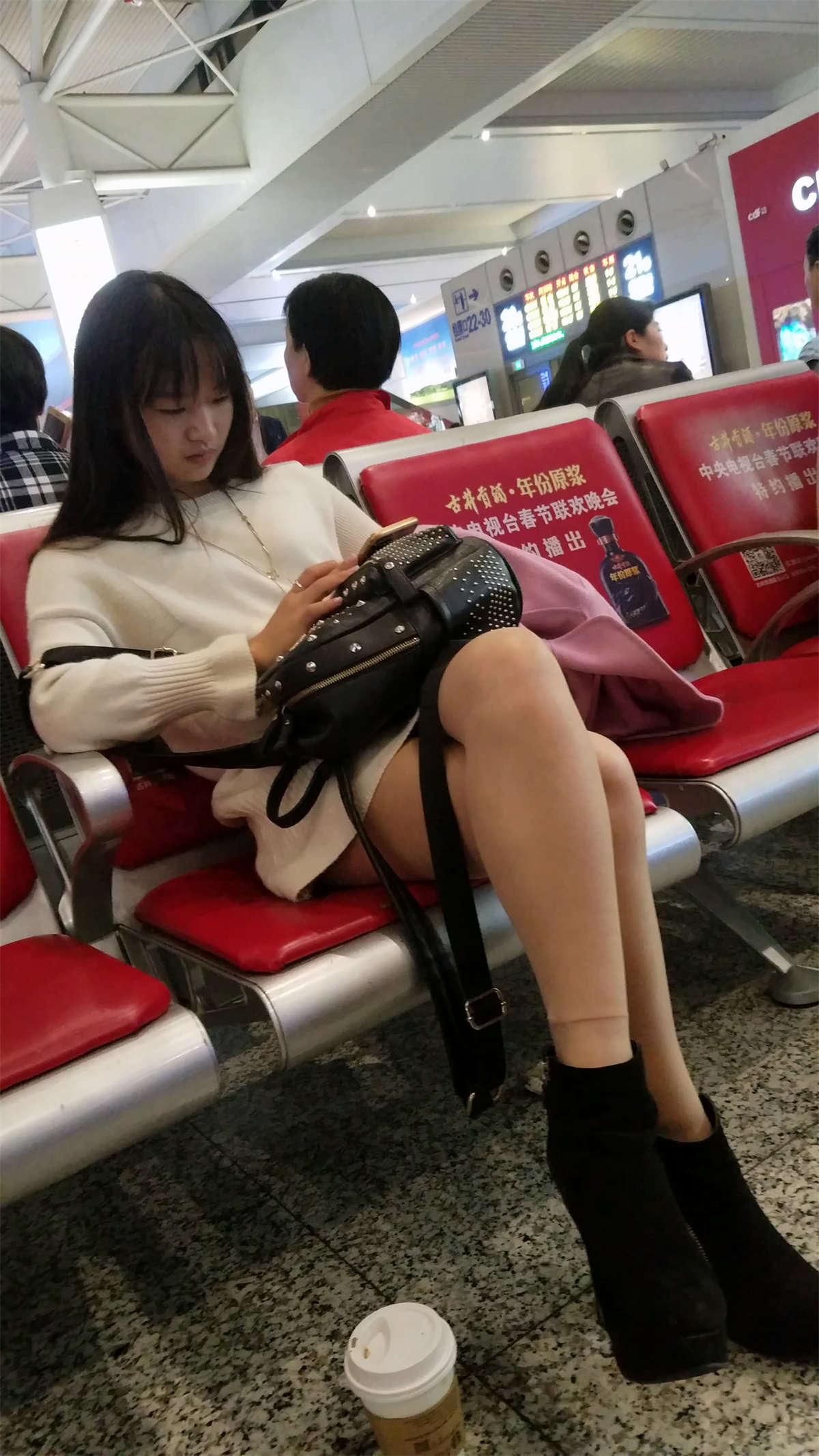 图片[2]-车站白色毛衣连衣裙肉色丝袜高跟鞋可爱清纯美女-日更街拍