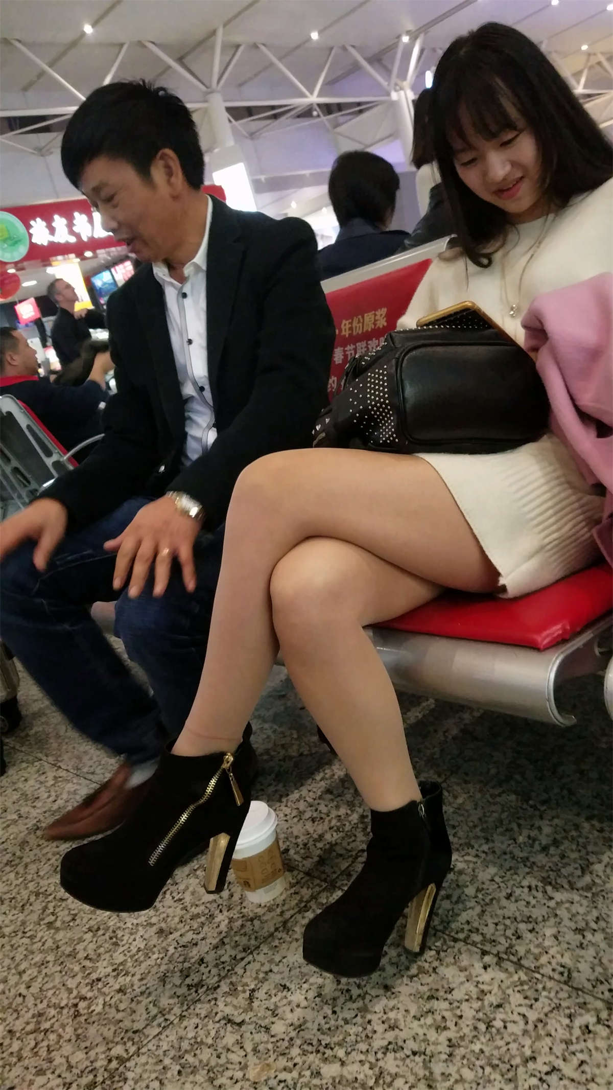 车站白色毛衣连衣裙肉色丝袜高跟鞋可爱清纯美女-日更街拍