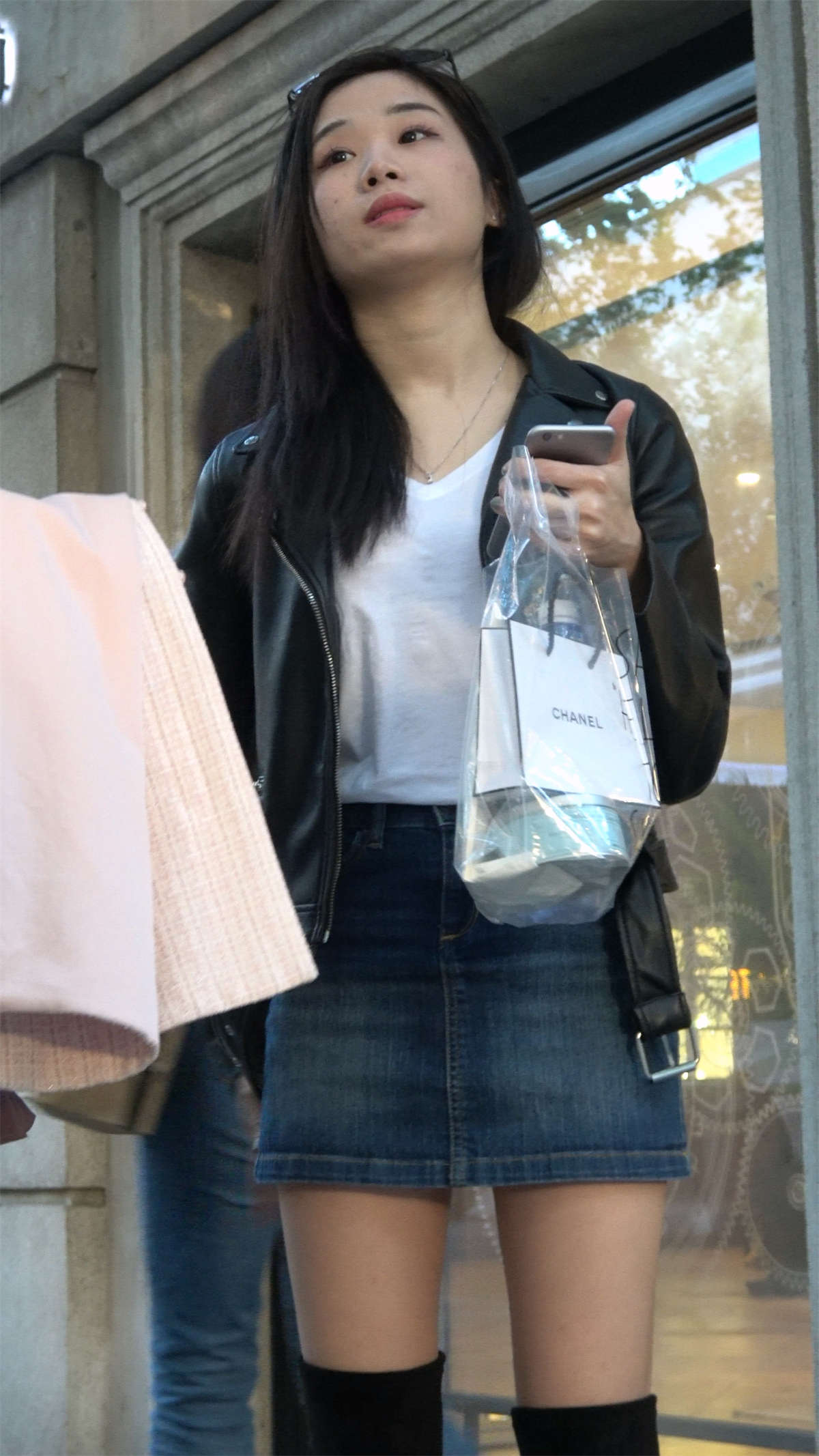 街头抓拍两位长靴美腿姐姐-日更街拍