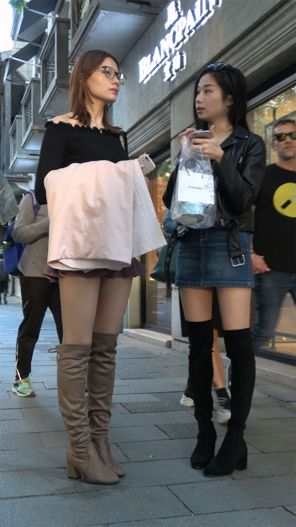 图片[2]-街头抓拍两位长靴美腿姐姐-日更街拍