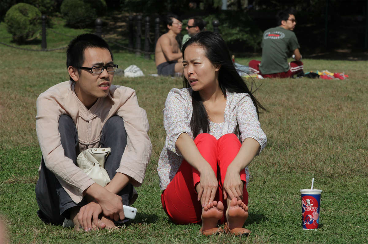 图片[2]-踏青公园街拍系列No.877 少女脚跟不离地，也不妨碍把玉足看个真切-日更街拍