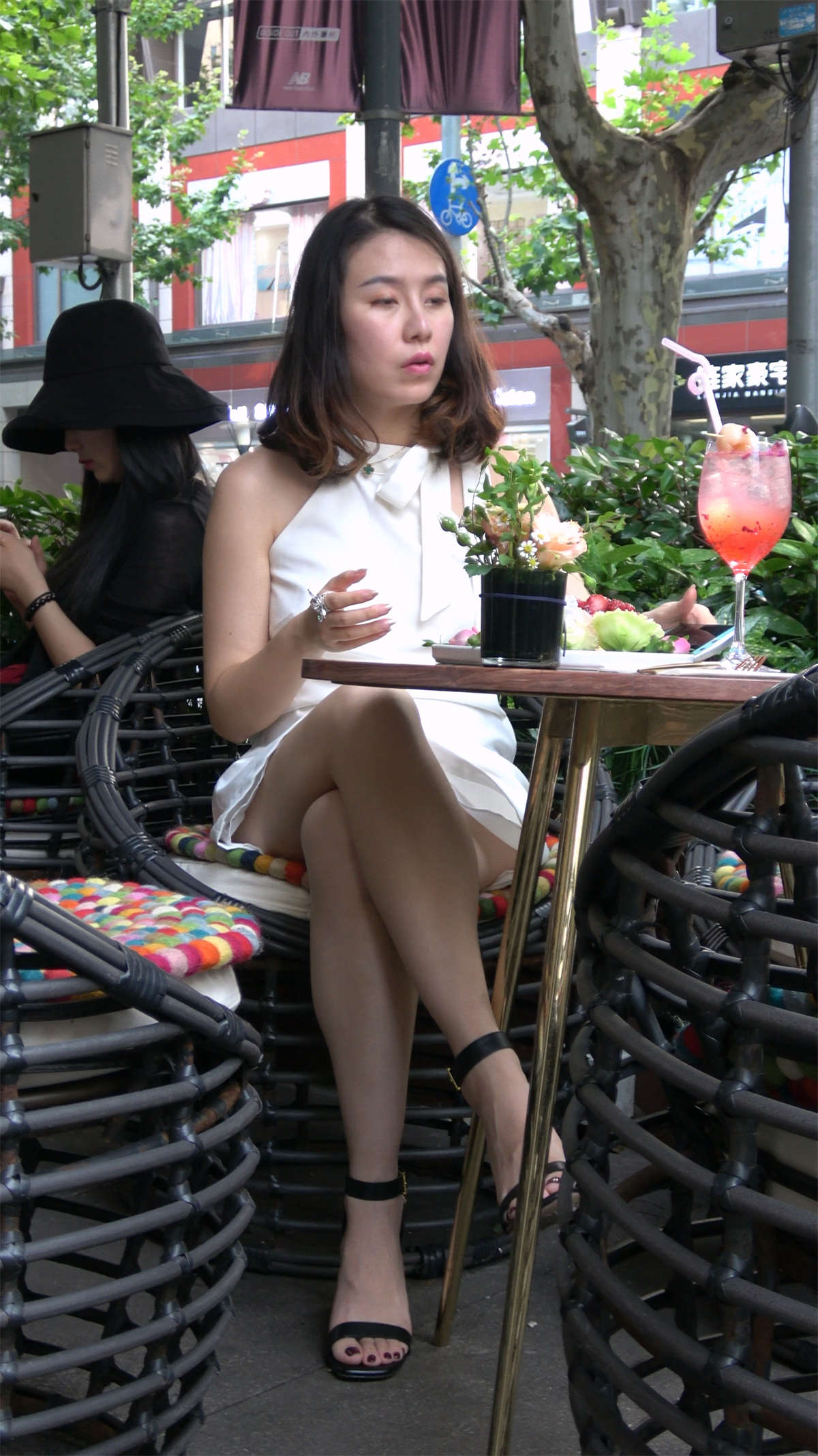 性感美腿高跟白色连衣裙美妇-日更街拍