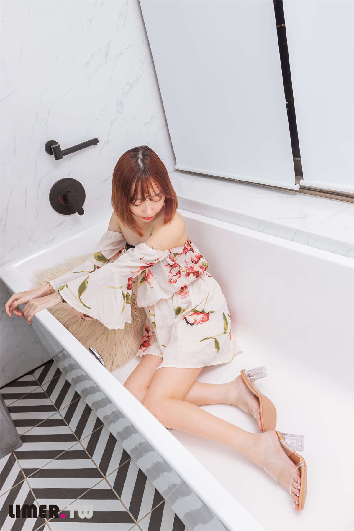 图片[2]-Limerence原创 NO.93 小容包 浴室高跟鞋邂逅-日更街拍