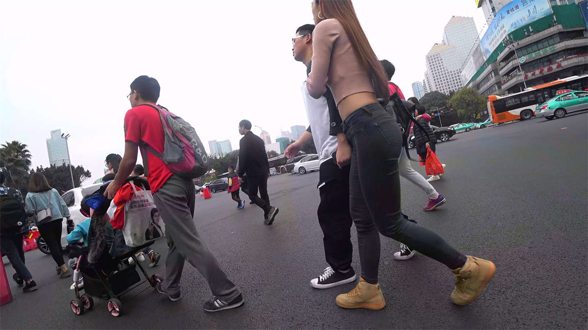 图片[2]-超性感紧俏灰色牛仔裤美女-日更街拍