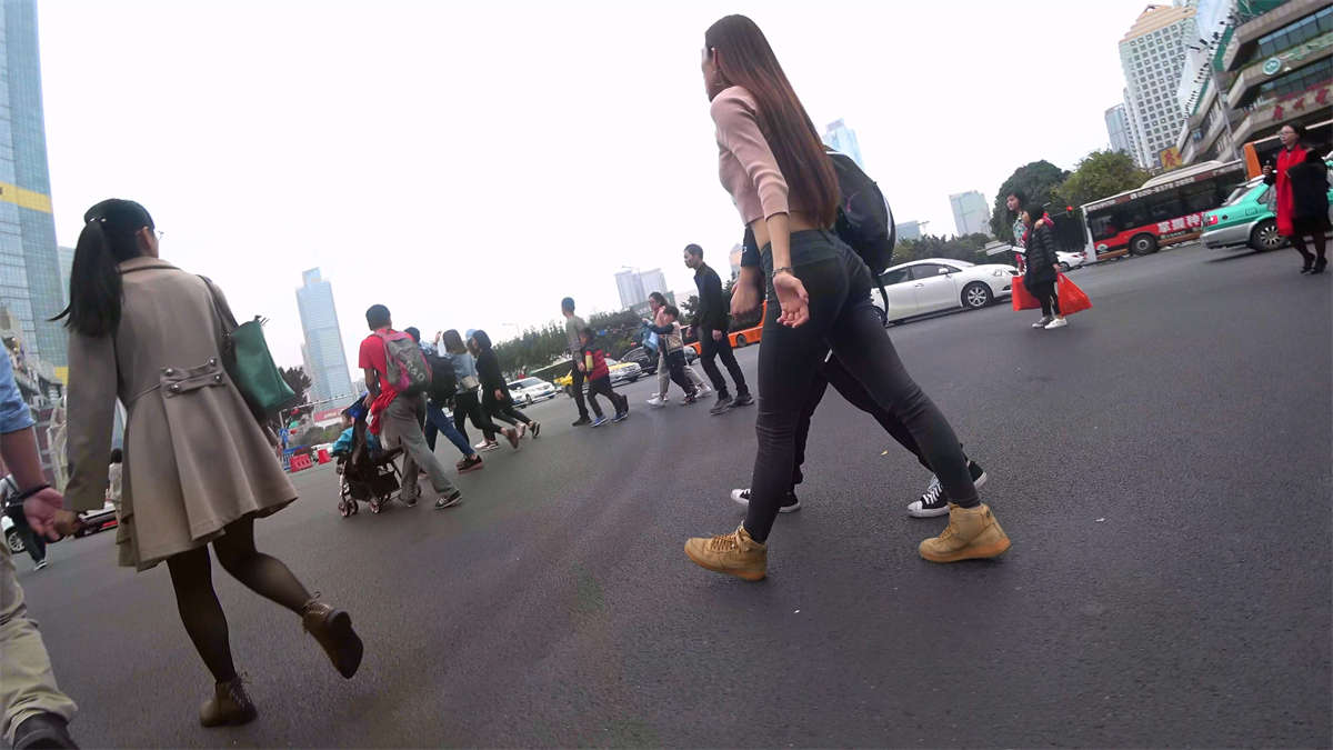 超性感紧俏灰色牛仔裤美女-日更街拍