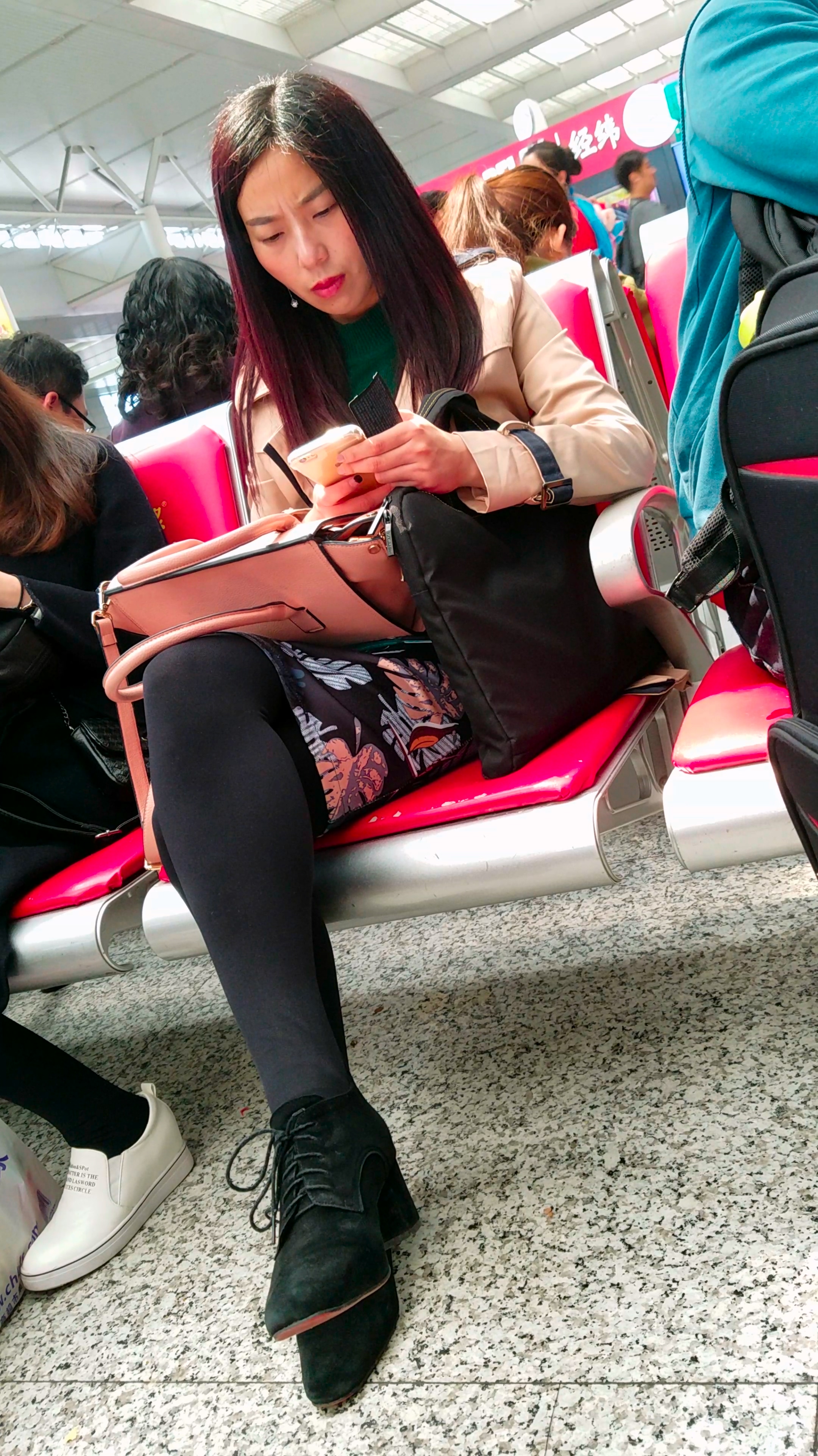 图片[2]-[4K高清视频]高铁站候车的黑色丝袜包臀裙长发少妇-日更街拍