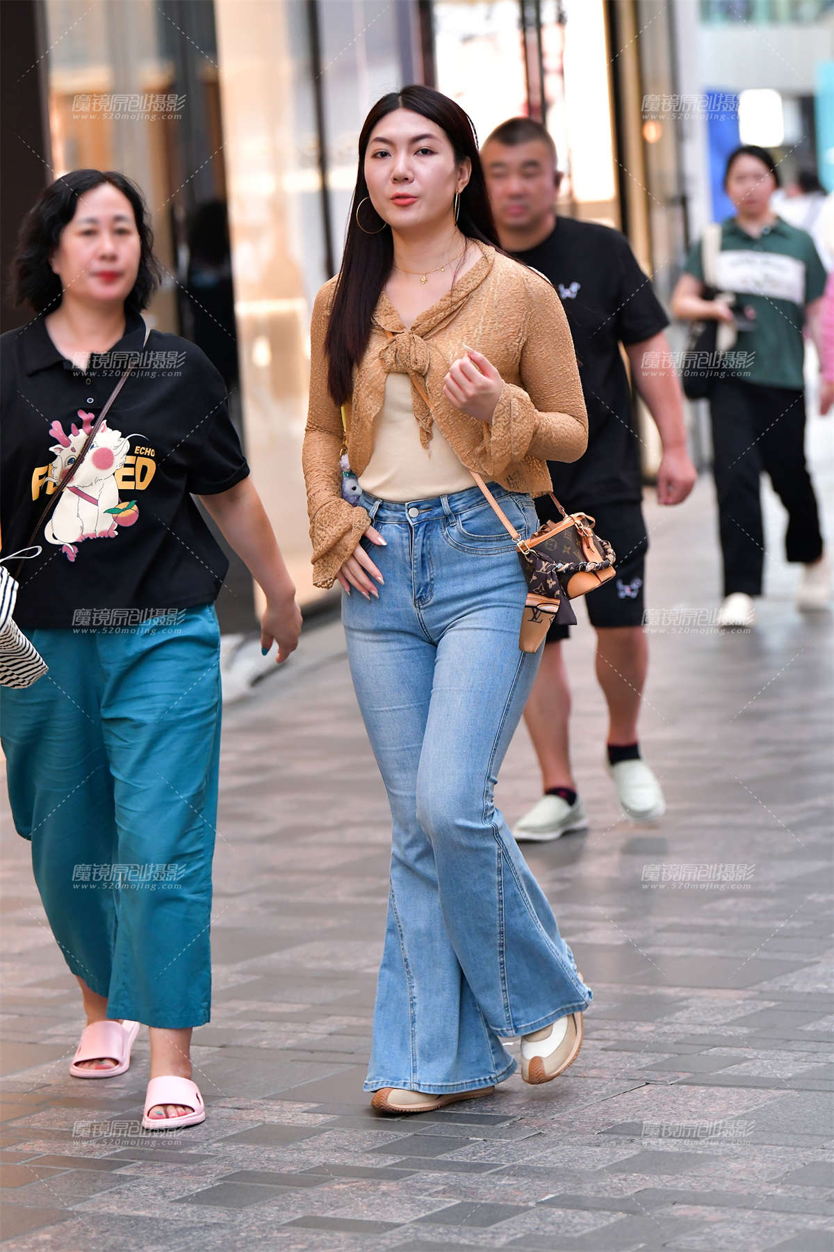 ★拍照微丰腴牛仔裤美女-日更街拍