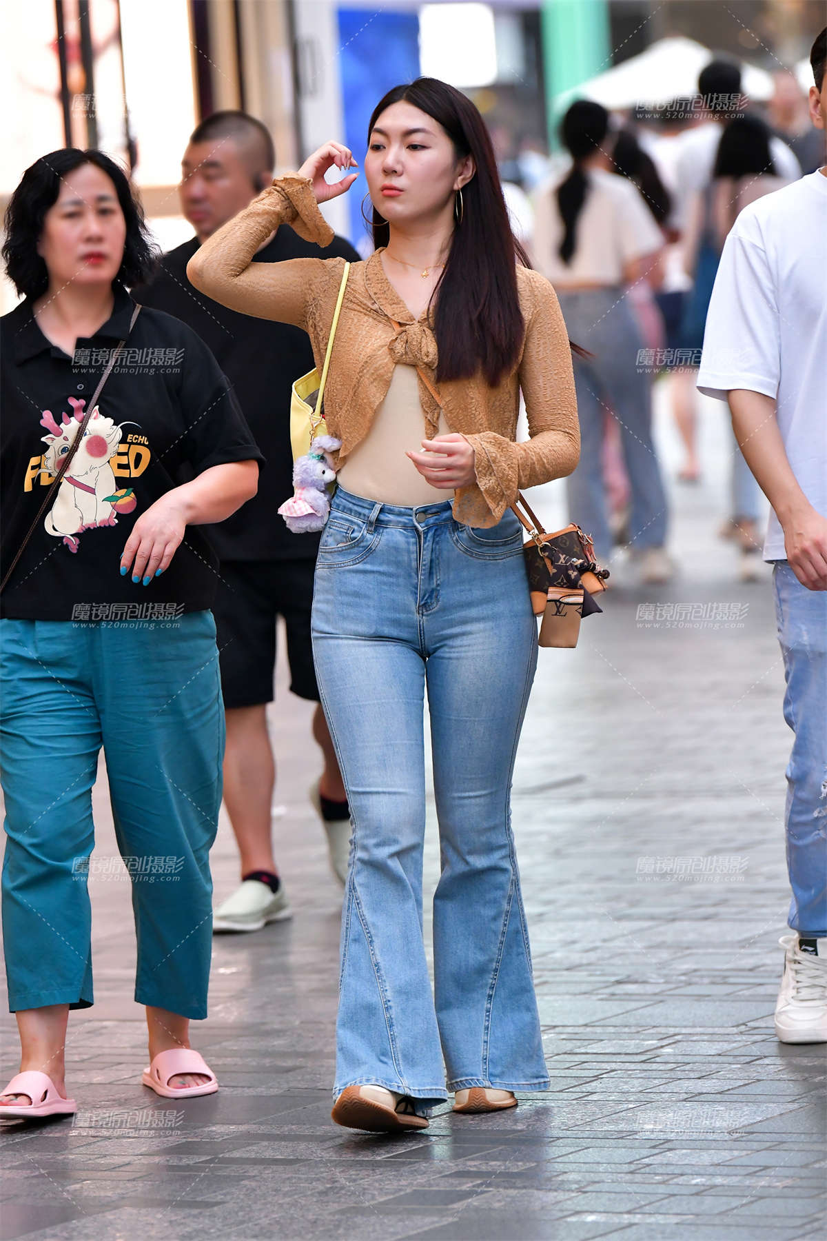 图片[2]-★拍照微丰腴牛仔裤美女-日更街拍