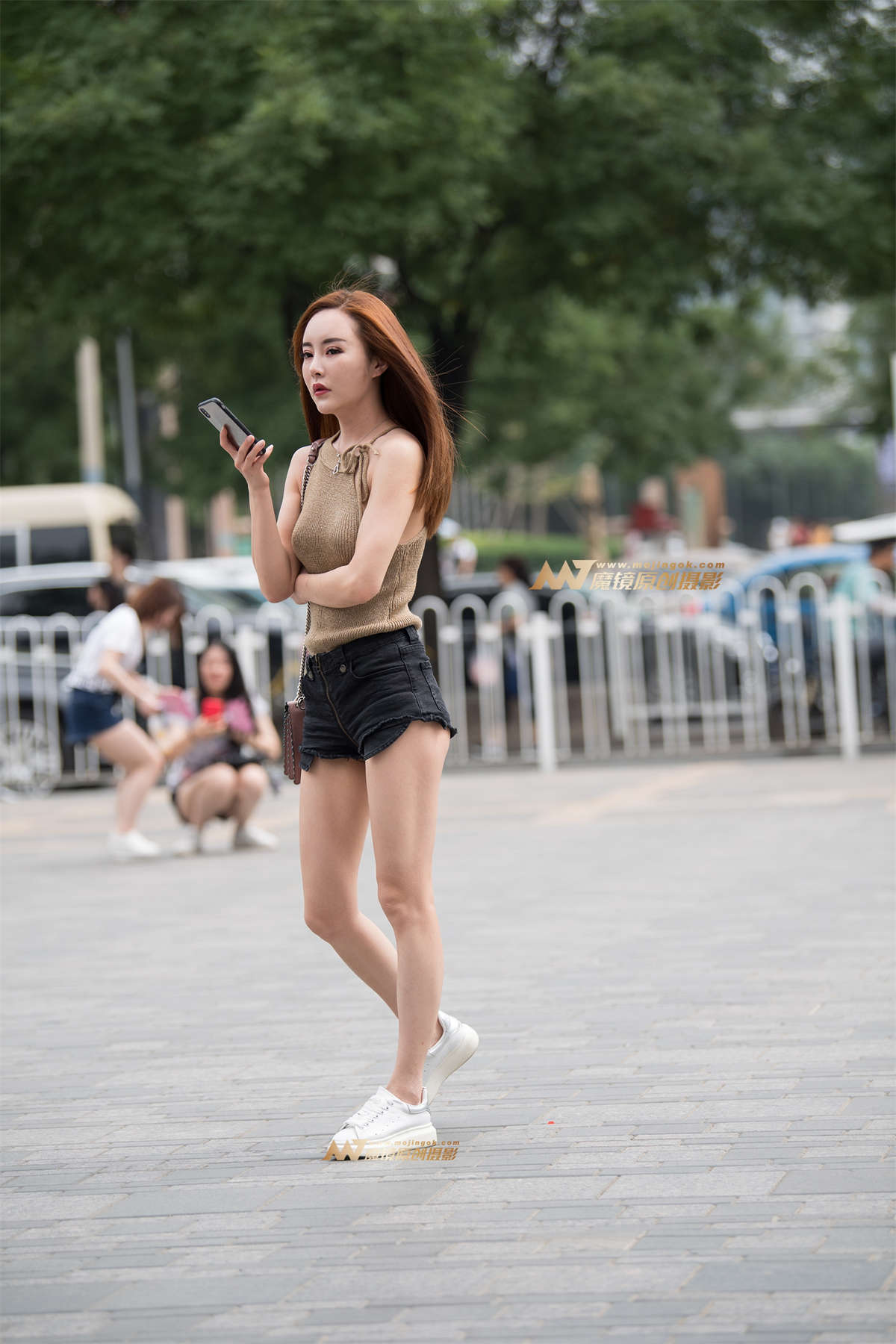 【一只傻麋鹿赛帖】等朋友的黑色热裤美女-日更街拍