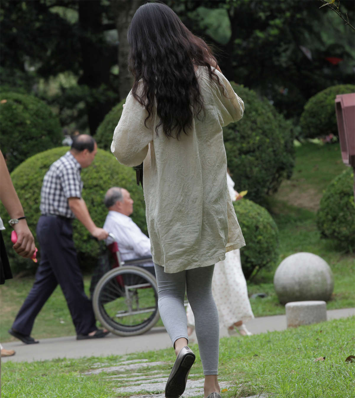 踏青公园街拍系列No.428 迷人少女脱鞋后，羞涩抱膝坐长椅-日更街拍