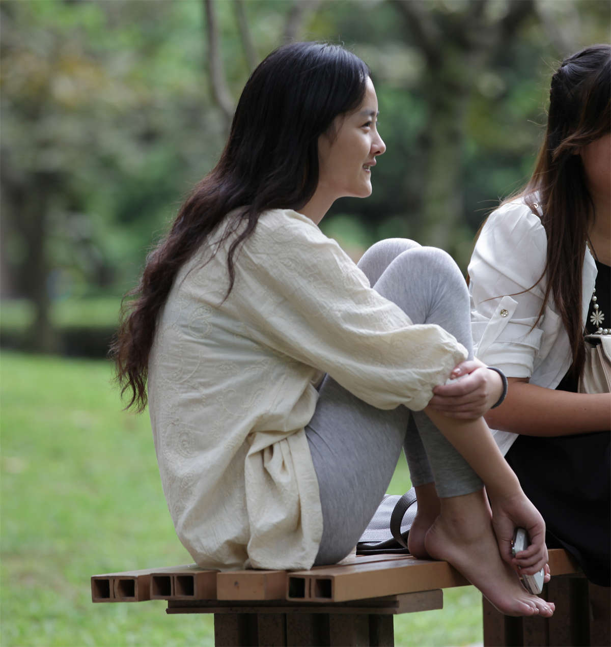 图片[2]-踏青公园街拍系列No.428 迷人少女脱鞋后，羞涩抱膝坐长椅-日更街拍