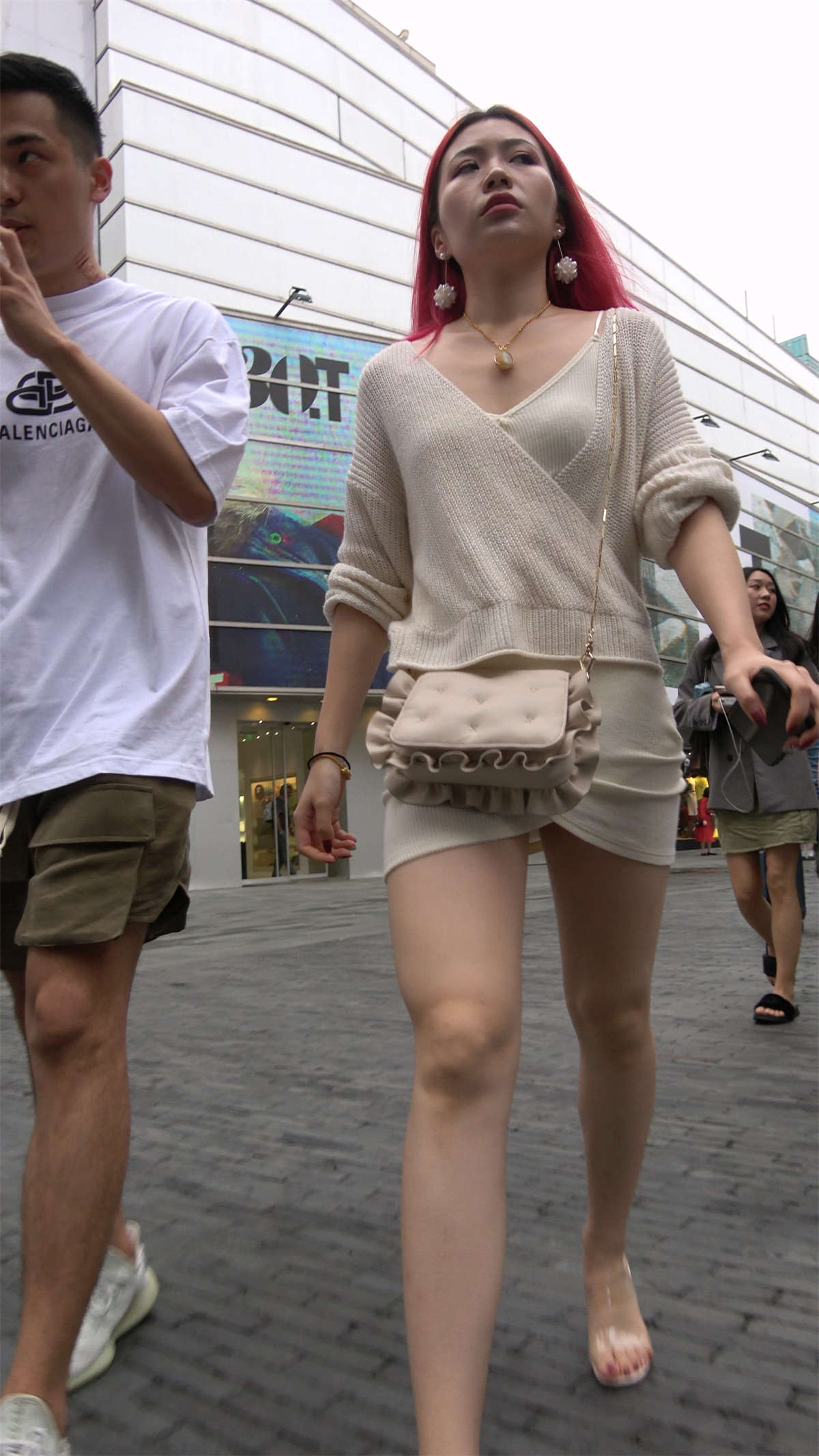 性感米色短裙V领高跟美女-日更街拍