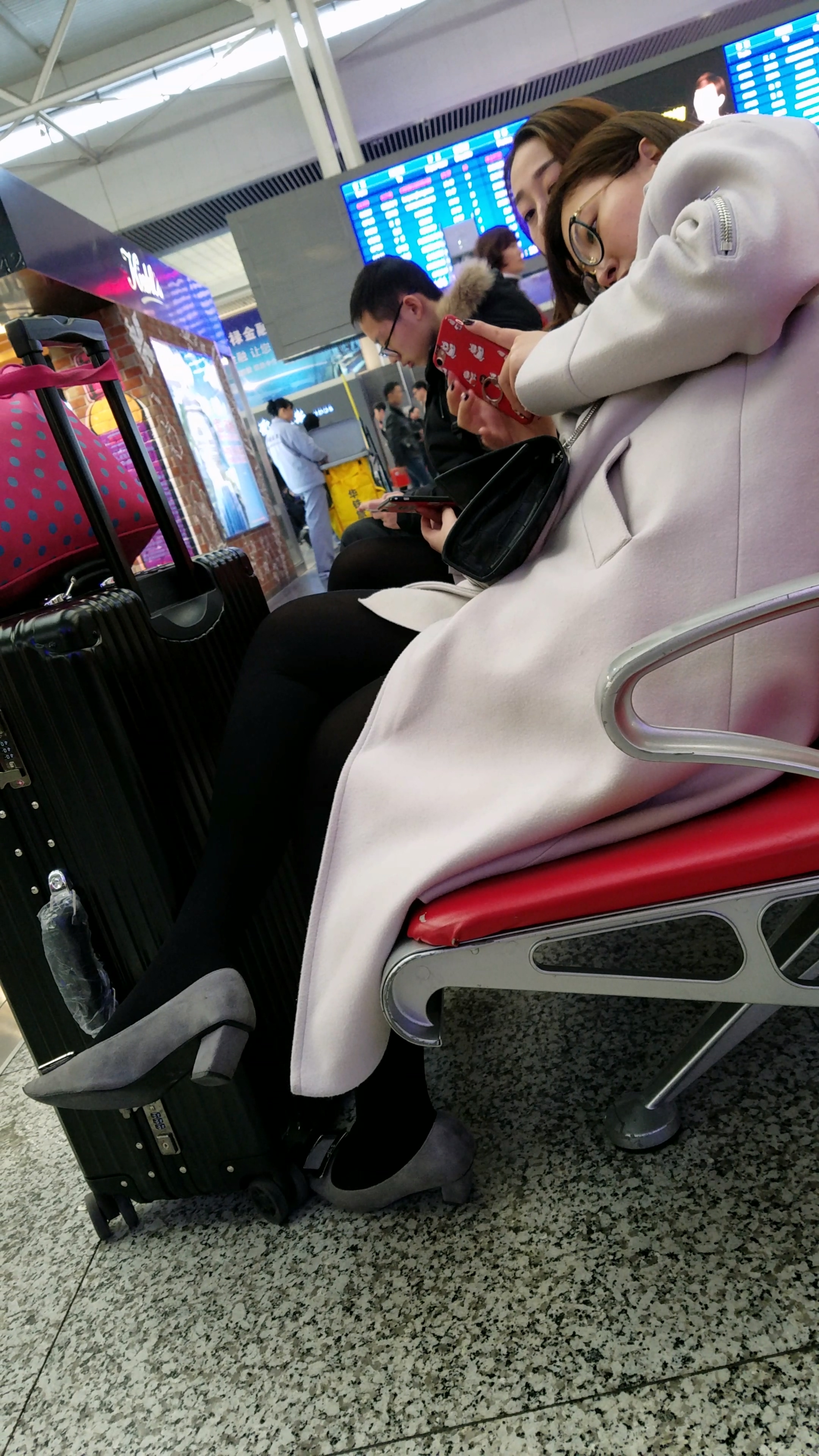 图片[2]-[4K高清视频]高铁站候车的黑色丝袜丰满大腿少妇-日更街拍