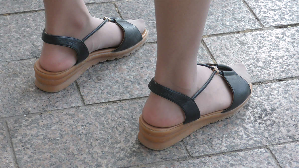 图片[2]-等公交车的美女-日更街拍