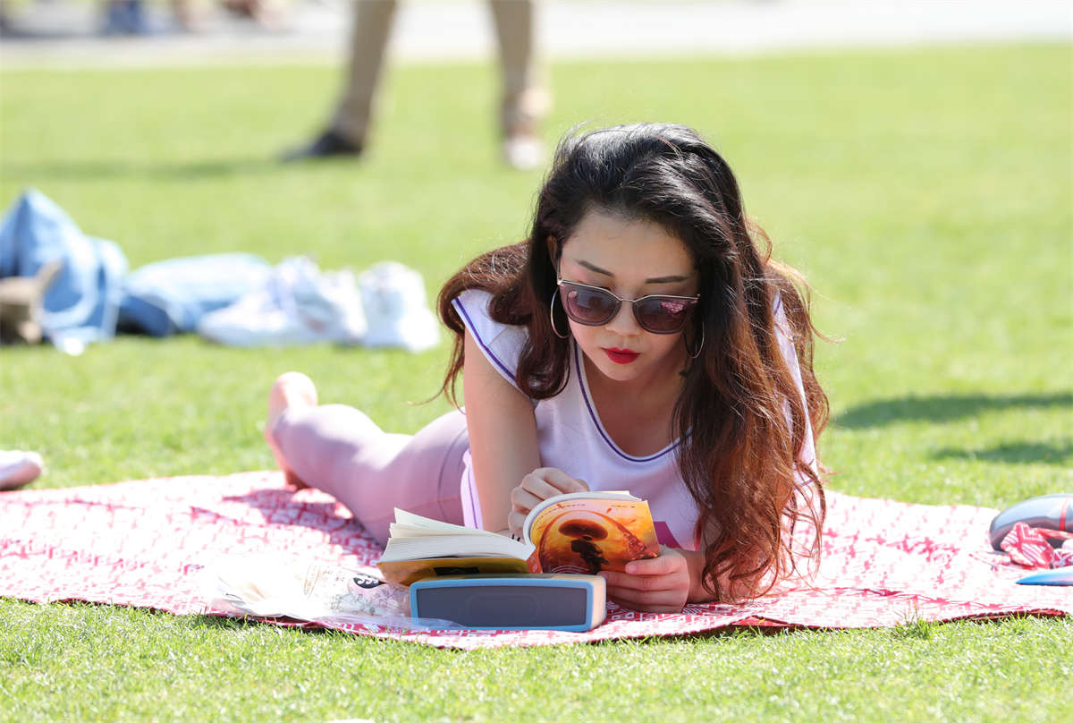 图片[2]-踏青公园街拍系列No.1654 脸蛋、身材、脚型皆上品的高端美人，躺着趴着让你检阅美足 第1套-日更街拍