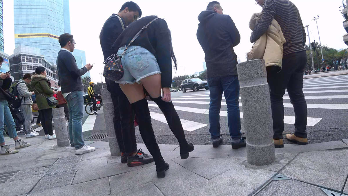 黑色长筒靴美腿热裤小清新美女-日更街拍
