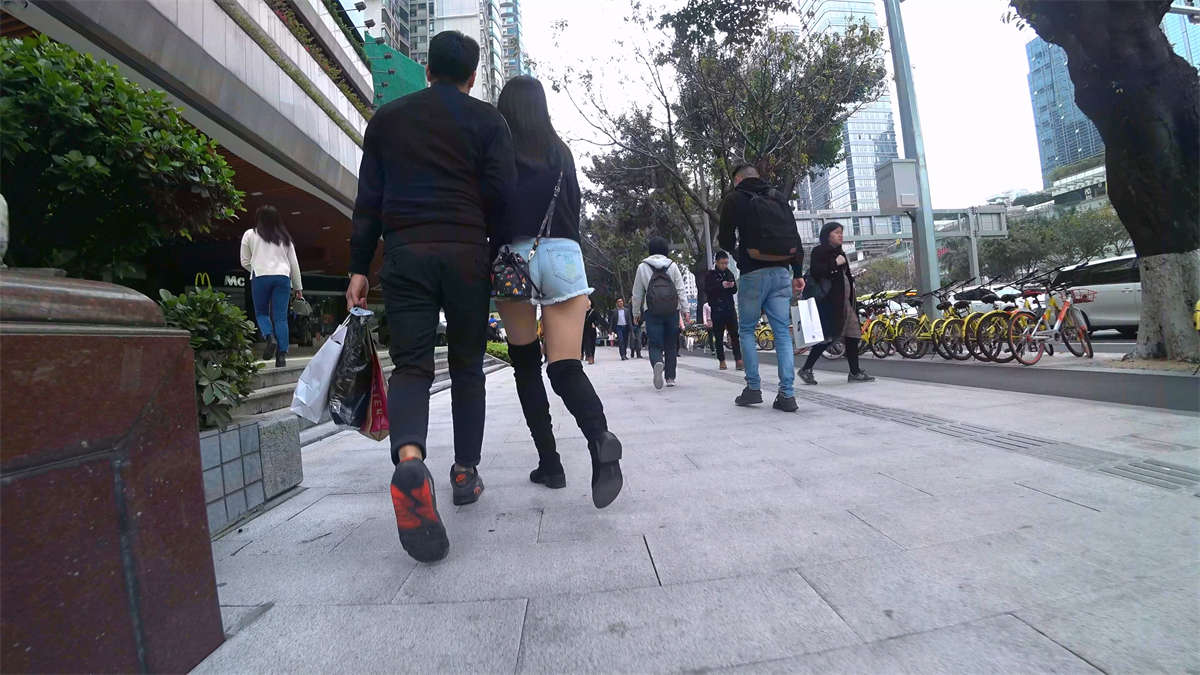 图片[2]-黑色长筒靴美腿热裤小清新美女-日更街拍