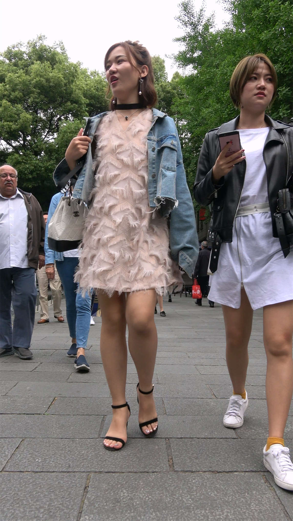 图片[2]-连衣裙外面配牛仔外套的姐姐-日更街拍