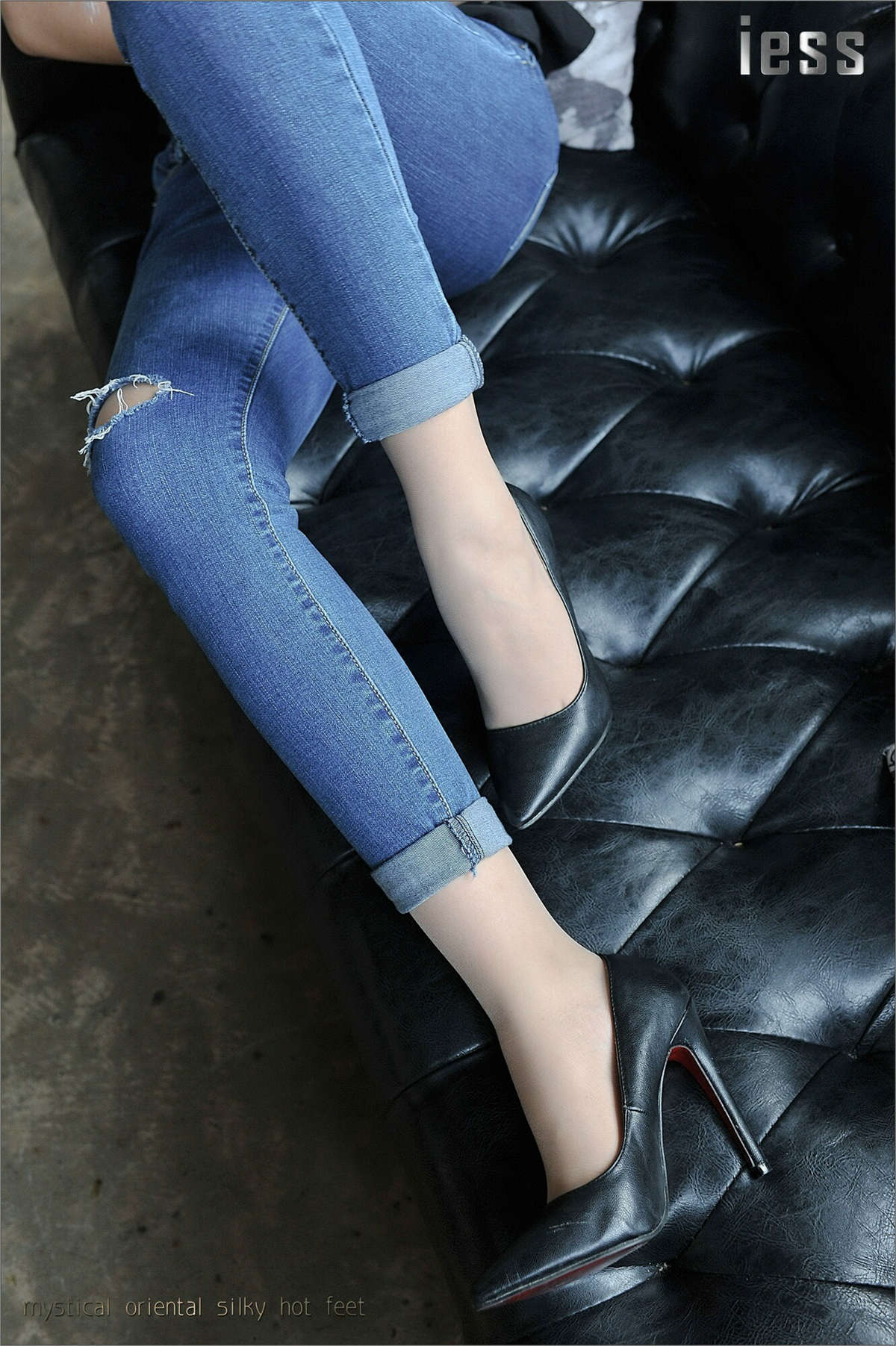 图片[2]-IESS异思趣向 丝足便当007期：丝足高跟与牛仔裤 1 张馨月-日更街拍