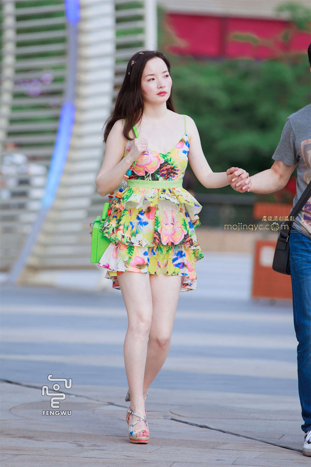 吊带连衣短裙，美腿，凉高-日更街拍