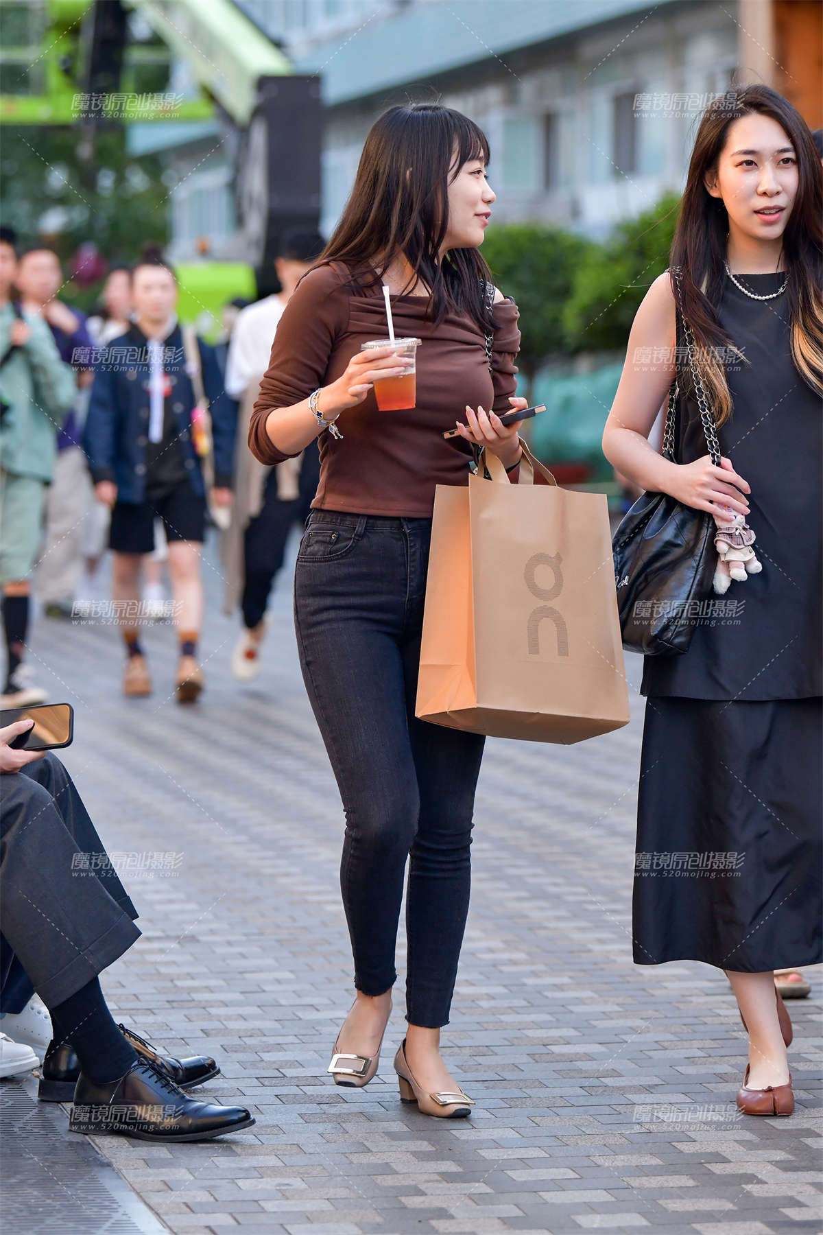 ★气质漂亮紧身牛仔裤美女-日更街拍