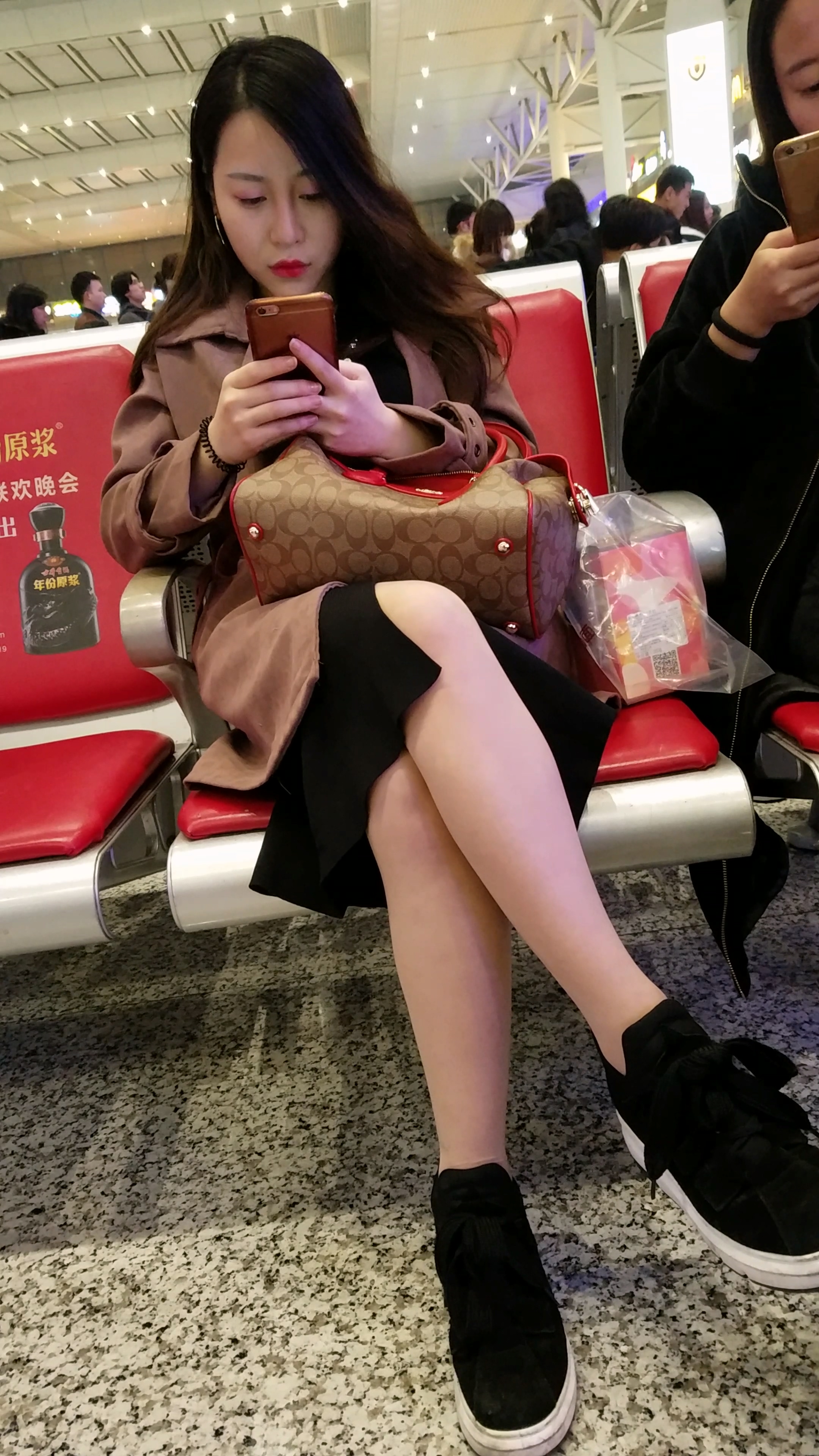 [4K高清视频]高铁站拍摄黑色长裙肉色丝袜长发美女-日更街拍