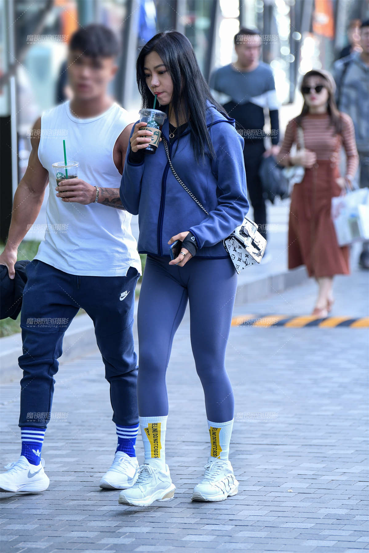 【小默赛帖】1700★漂亮紧身美女★-日更街拍