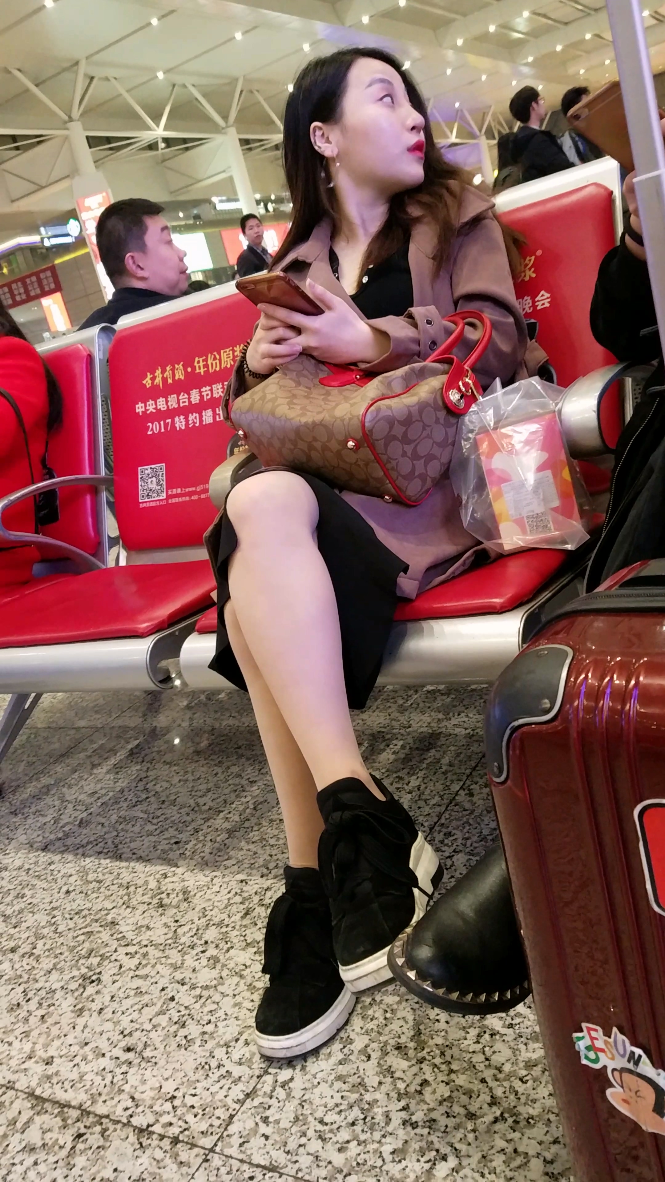 图片[2]-[4K高清视频]高铁站拍摄黑色长裙肉色丝袜长发美女-日更街拍