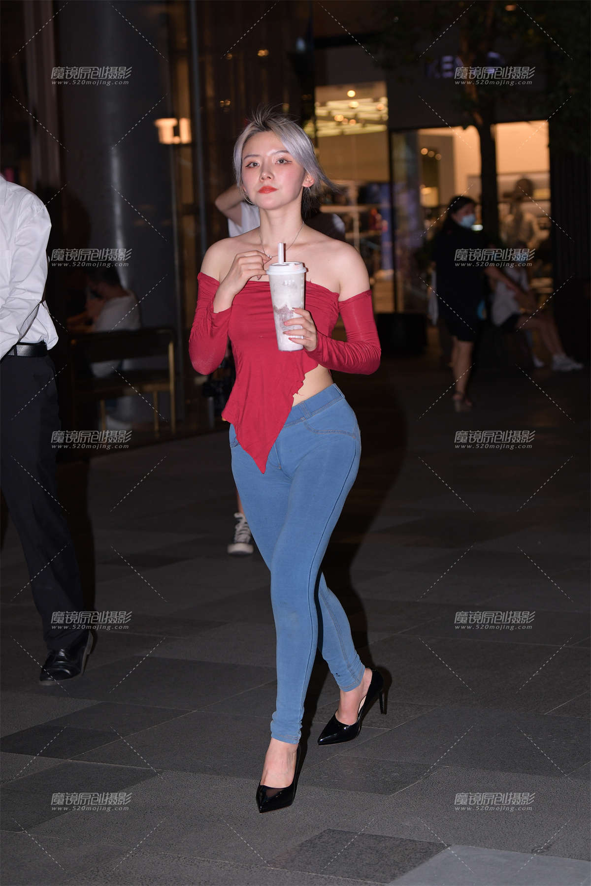 夜遇蜜桃裤高跟美女~-日更街拍