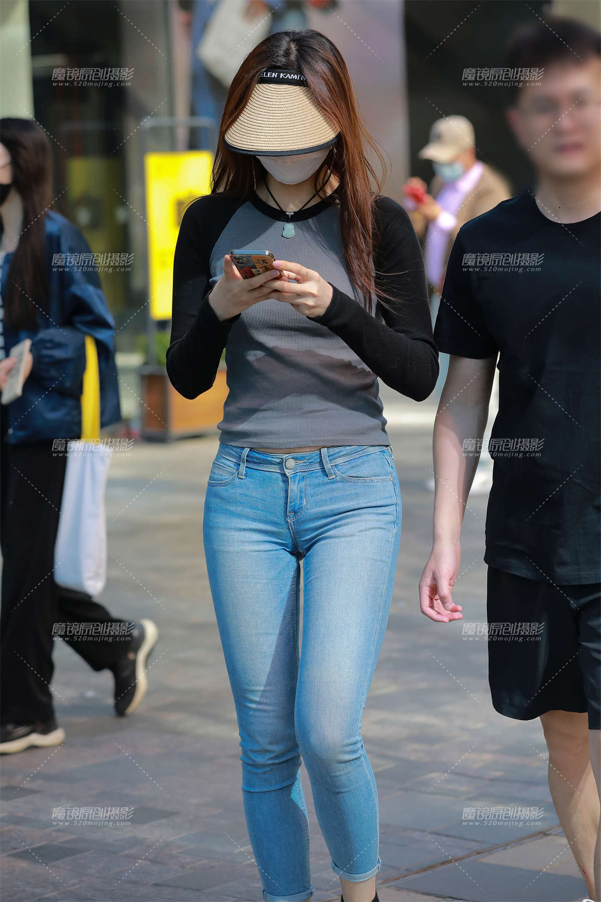 图片[2]-【玻璃街拍】蓝色牛仔裤-日更街拍