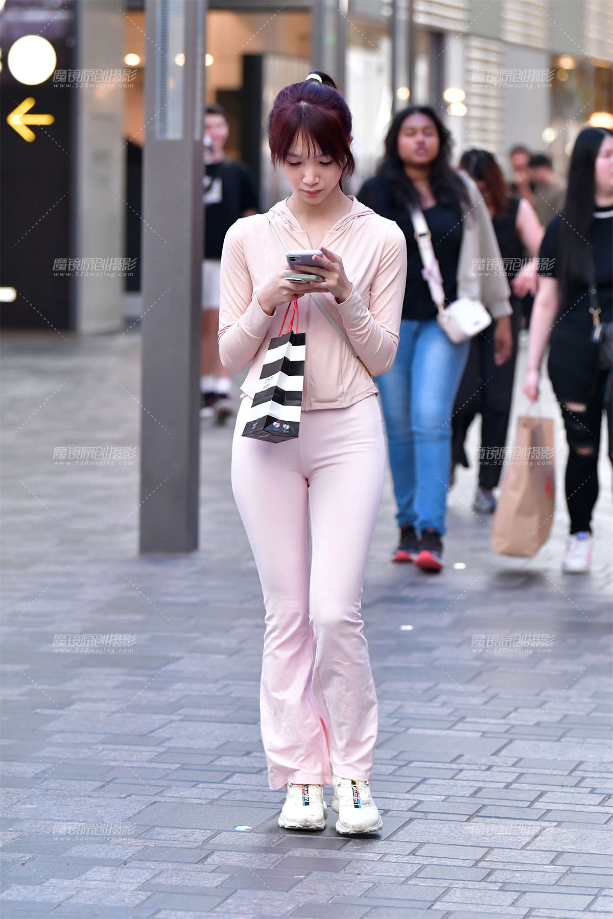 图片[2]-★青春米白紧身裤美女-日更街拍