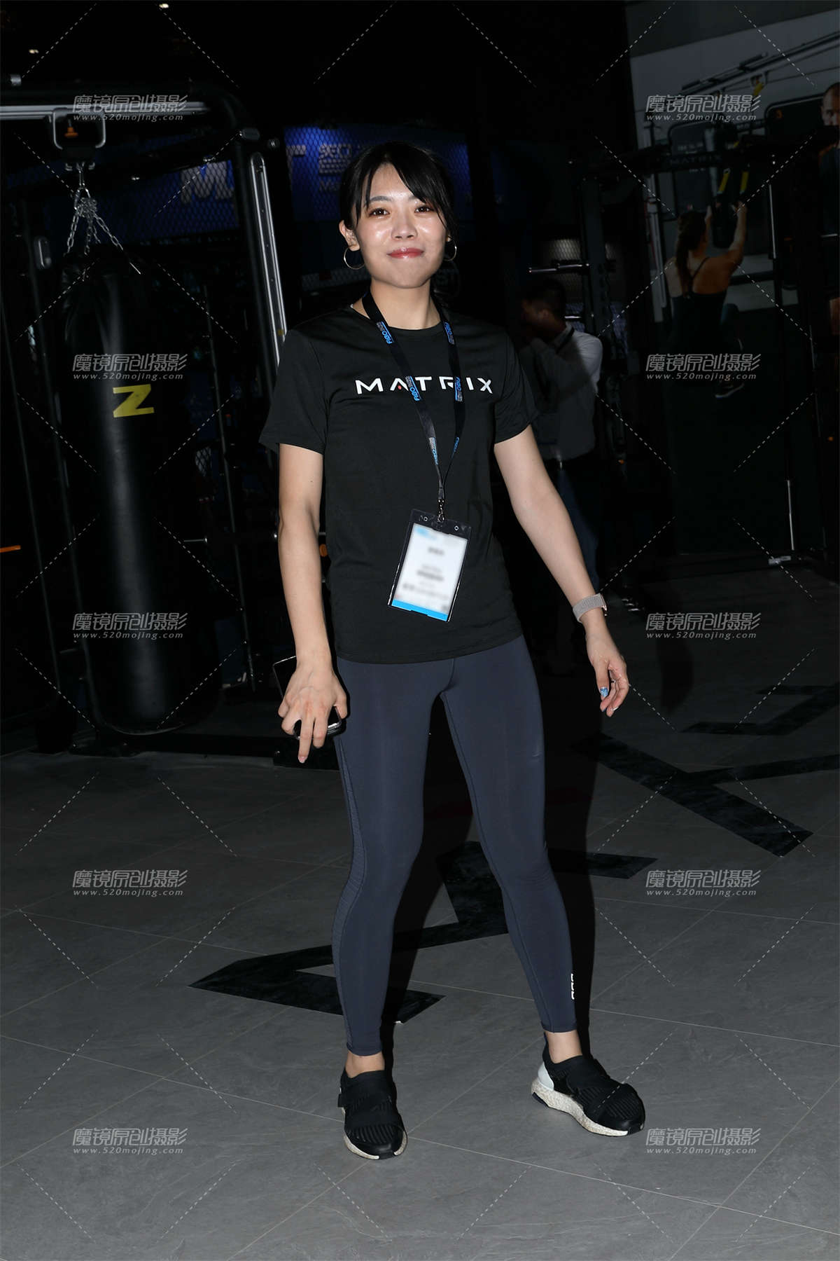 【欧阳赛帖】性感蓝色紧身裤美女-日更街拍