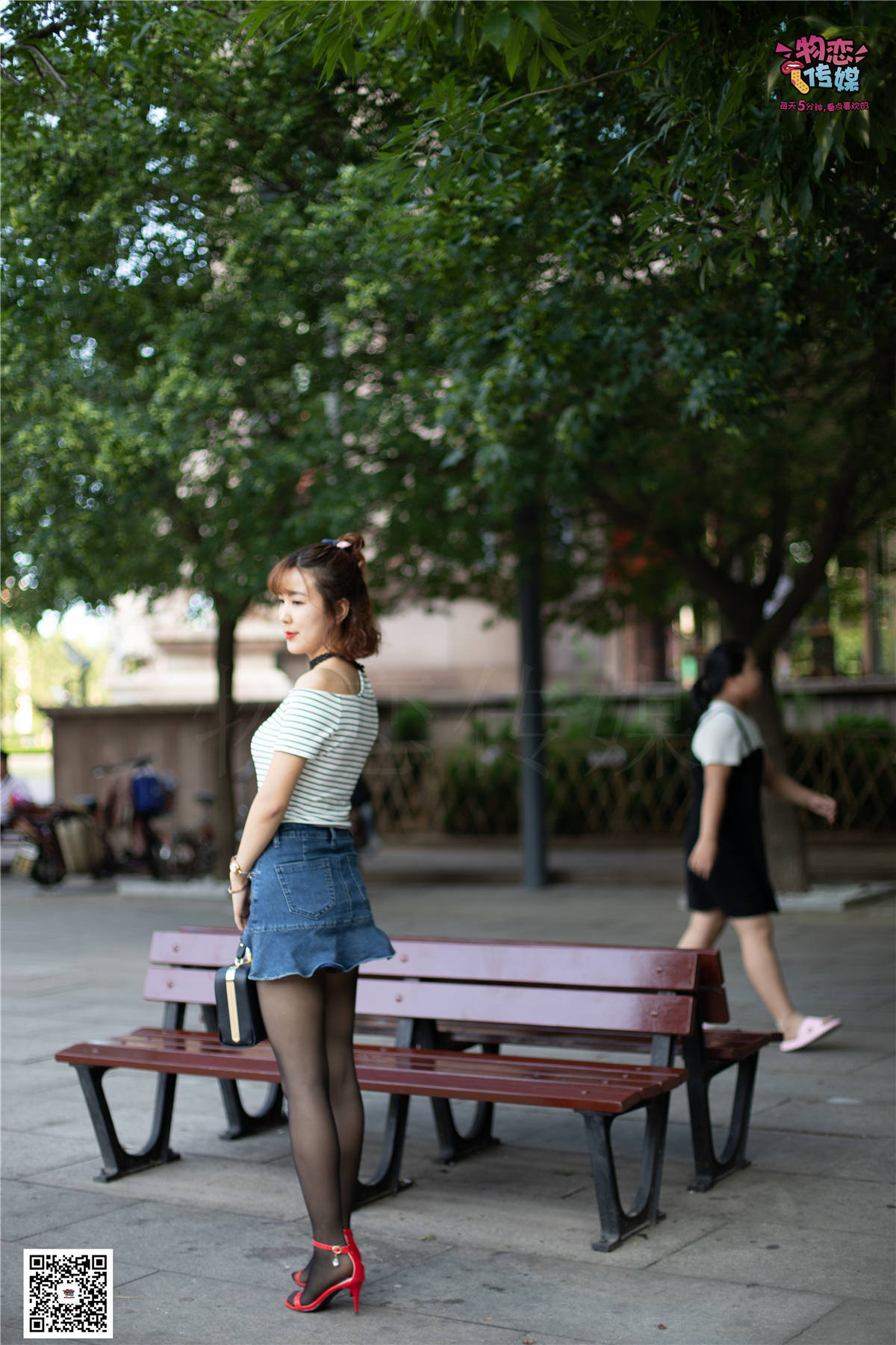 图片[2]-物恋传媒No.035期：晚晴-系带红色高跟与黑丝-日更街拍