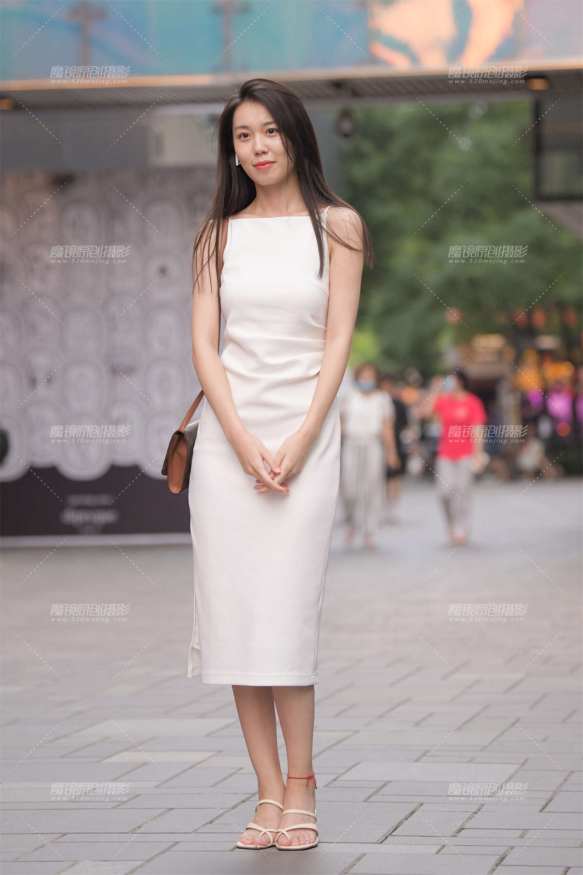 文雅的白裙美女-日更街拍