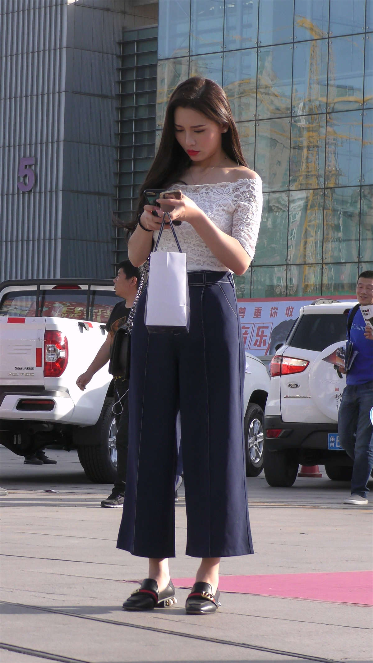 蓝色休闲宽松裤漂亮时尚长发美女-日更街拍
