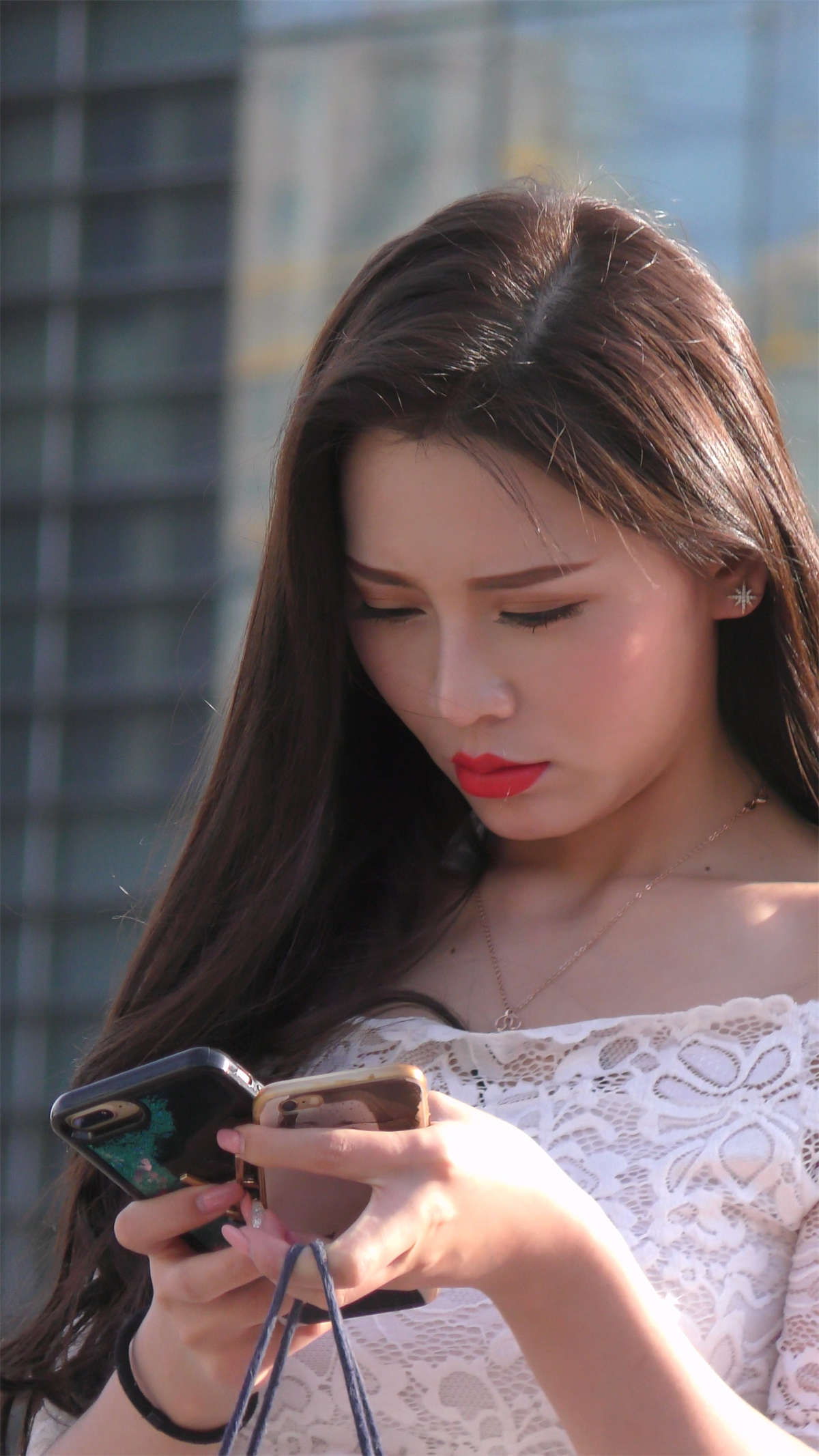 图片[2]-蓝色休闲宽松裤漂亮时尚长发美女-日更街拍