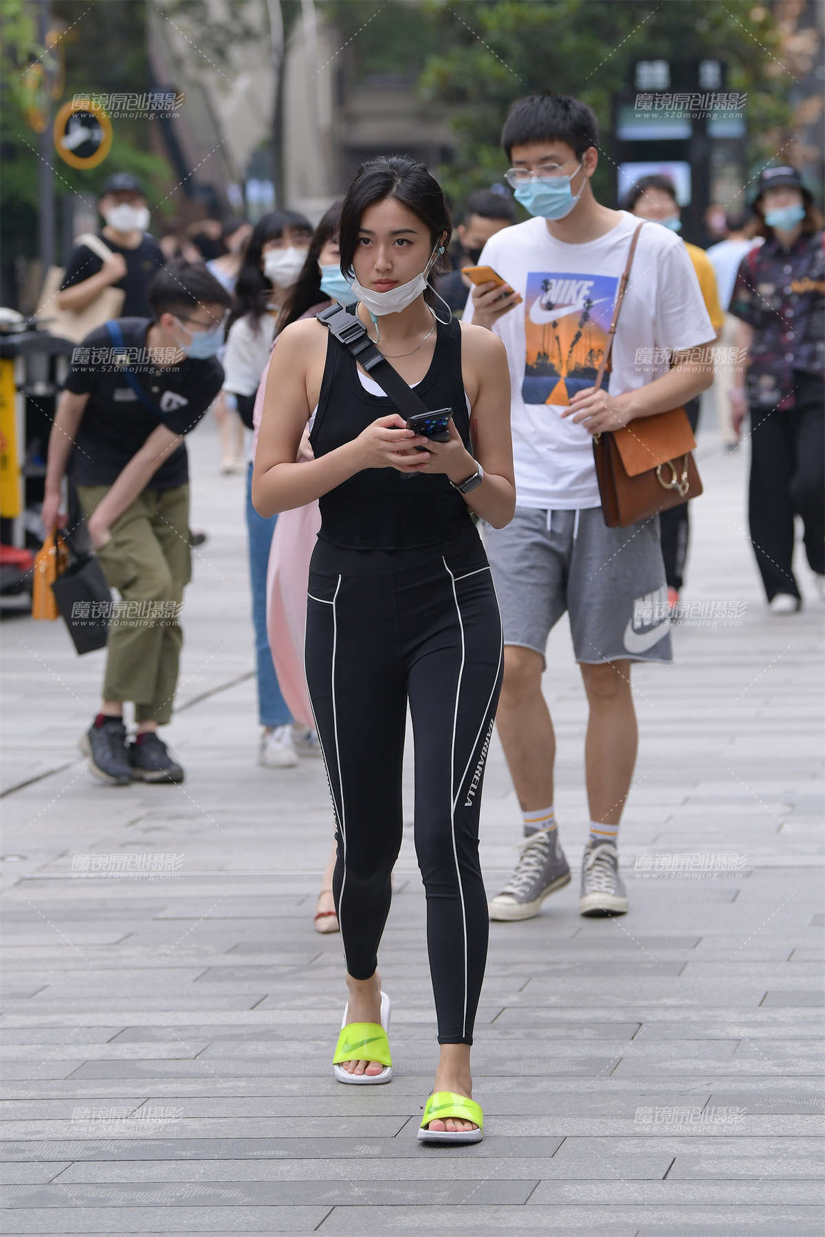 小背心黑色紧身裤美女-日更街拍