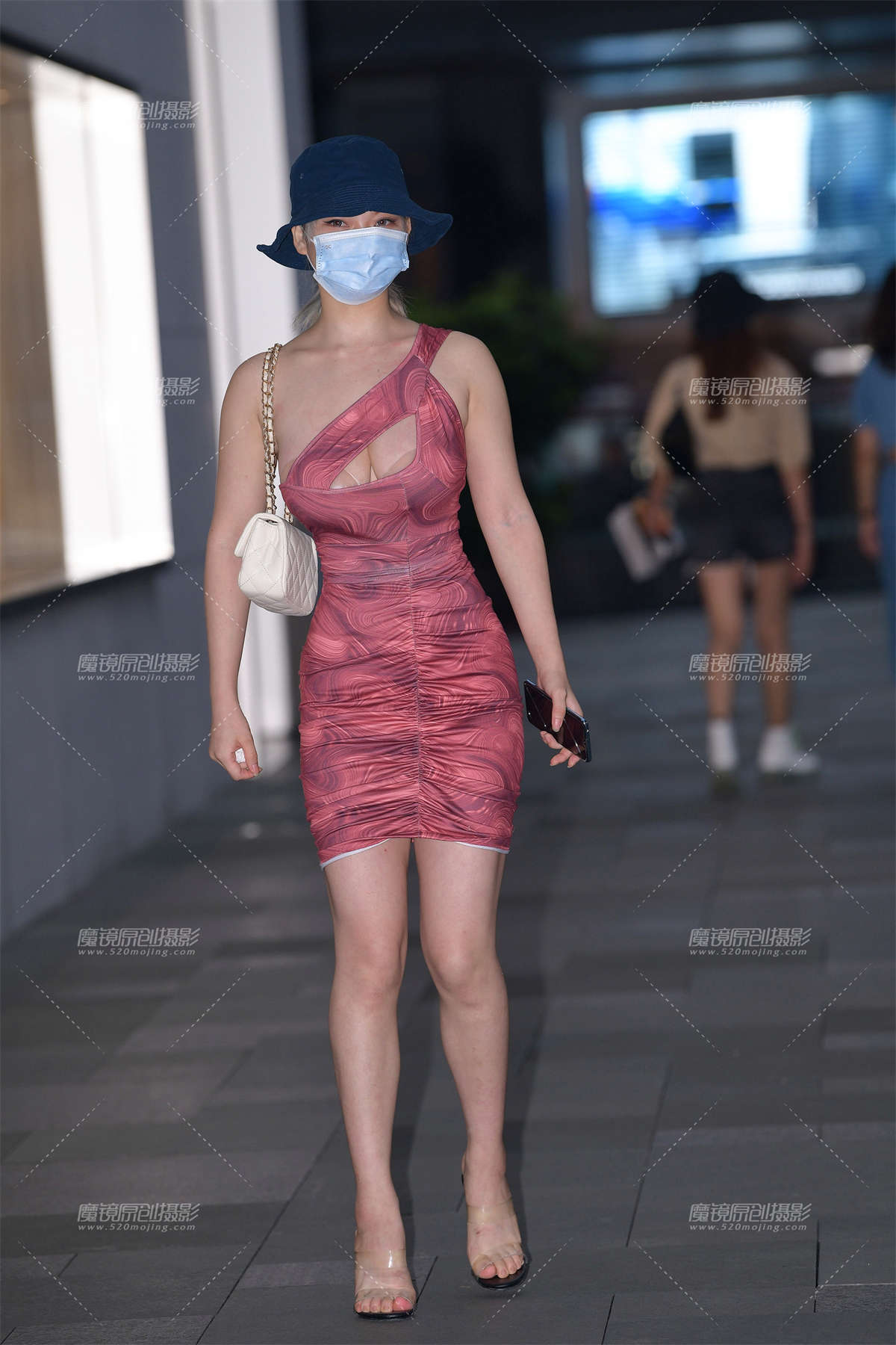 夜遇性感丰满的她-日更街拍