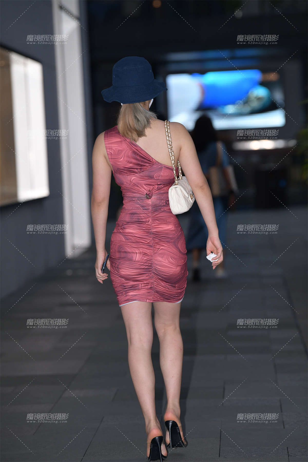 图片[2]-夜遇性感丰满的她-日更街拍