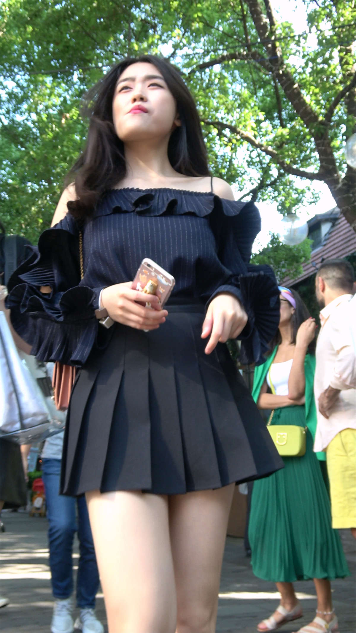 性感黑色小短裙高跟美女-日更街拍