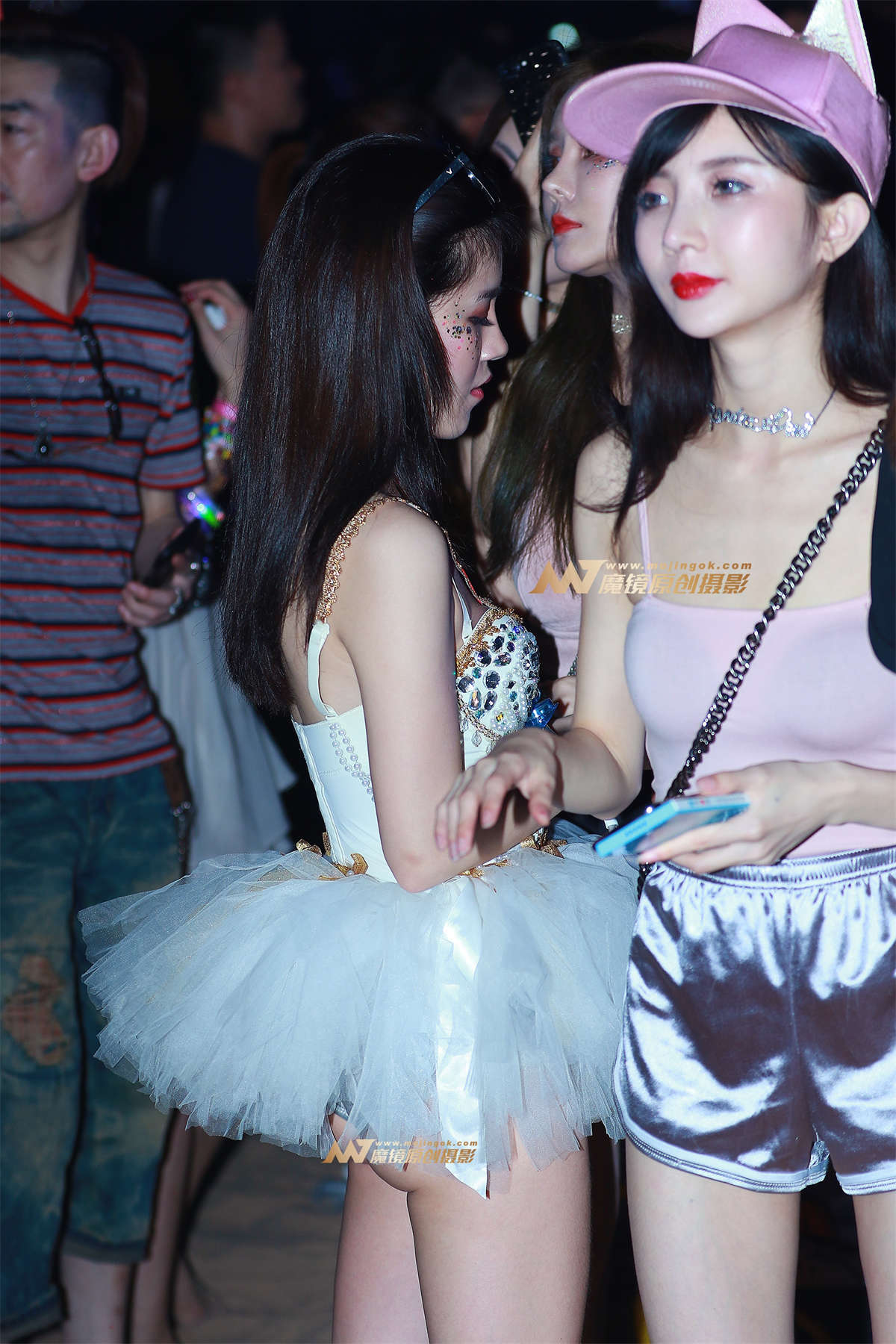 【视觉冲击赛帖】牛奶般的肌肤，穿着性感十足-日更街拍