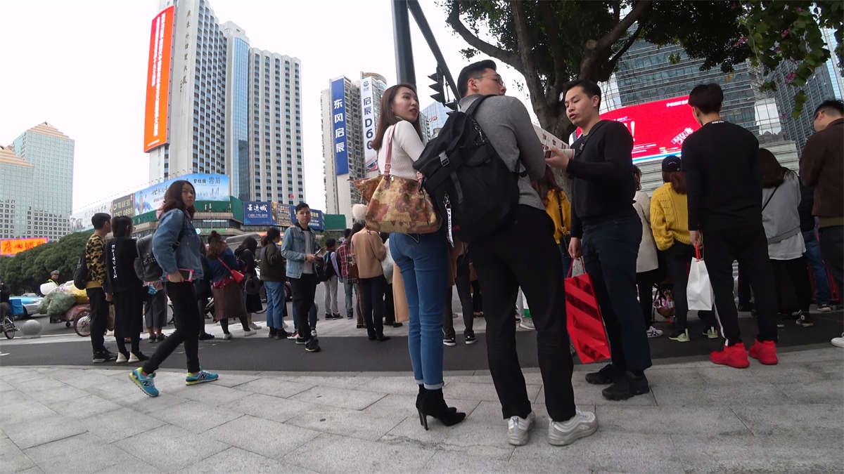 白色毛衣蓝色牛仔裤苗条身材小姐姐-日更街拍