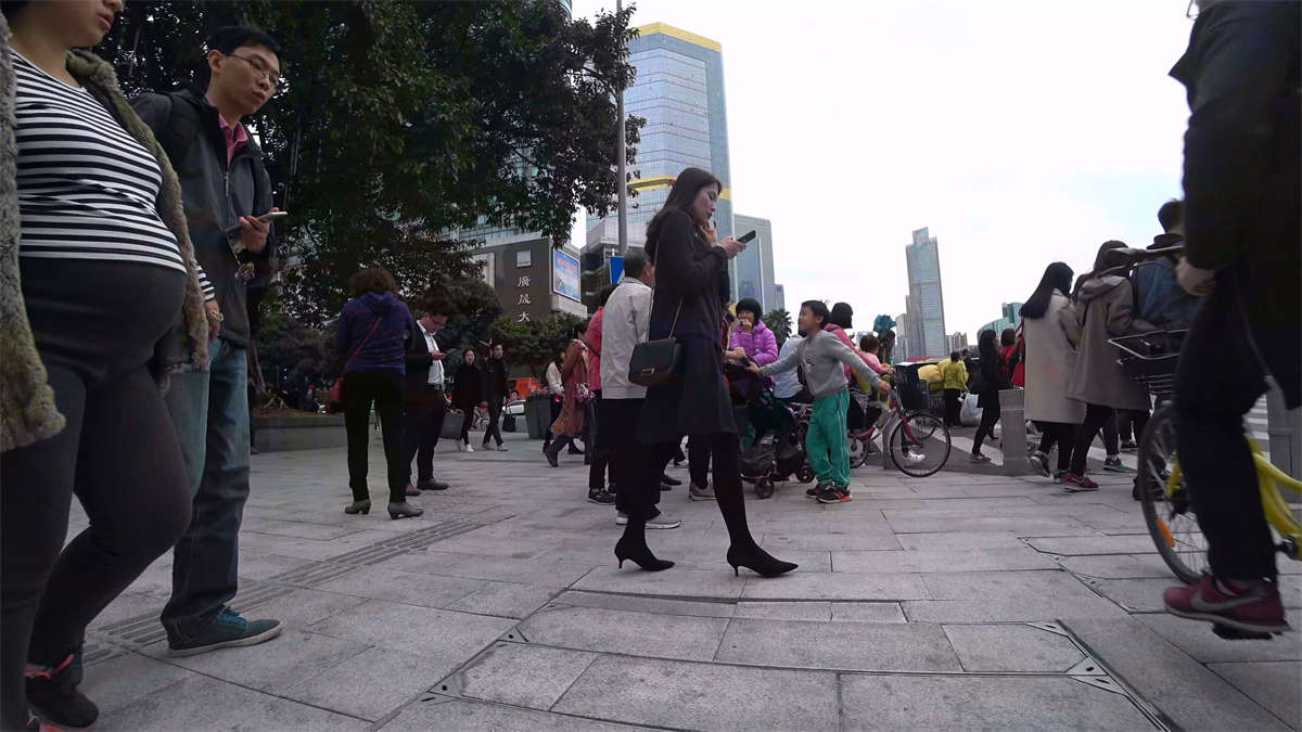 图片[2]-白色毛衣蓝色牛仔裤苗条身材小姐姐-日更街拍