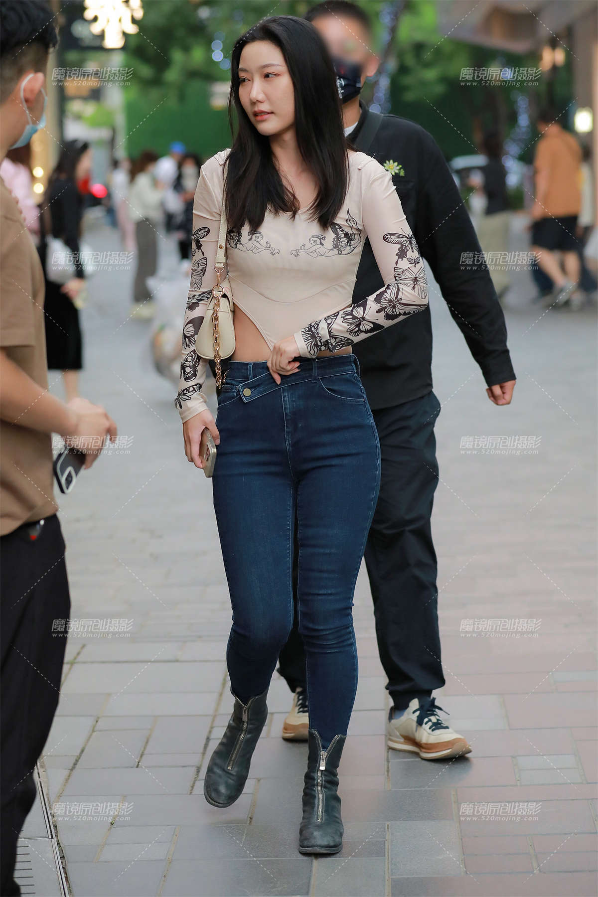 【玻璃街拍】蓝色牛仔裤小姐姐-日更街拍