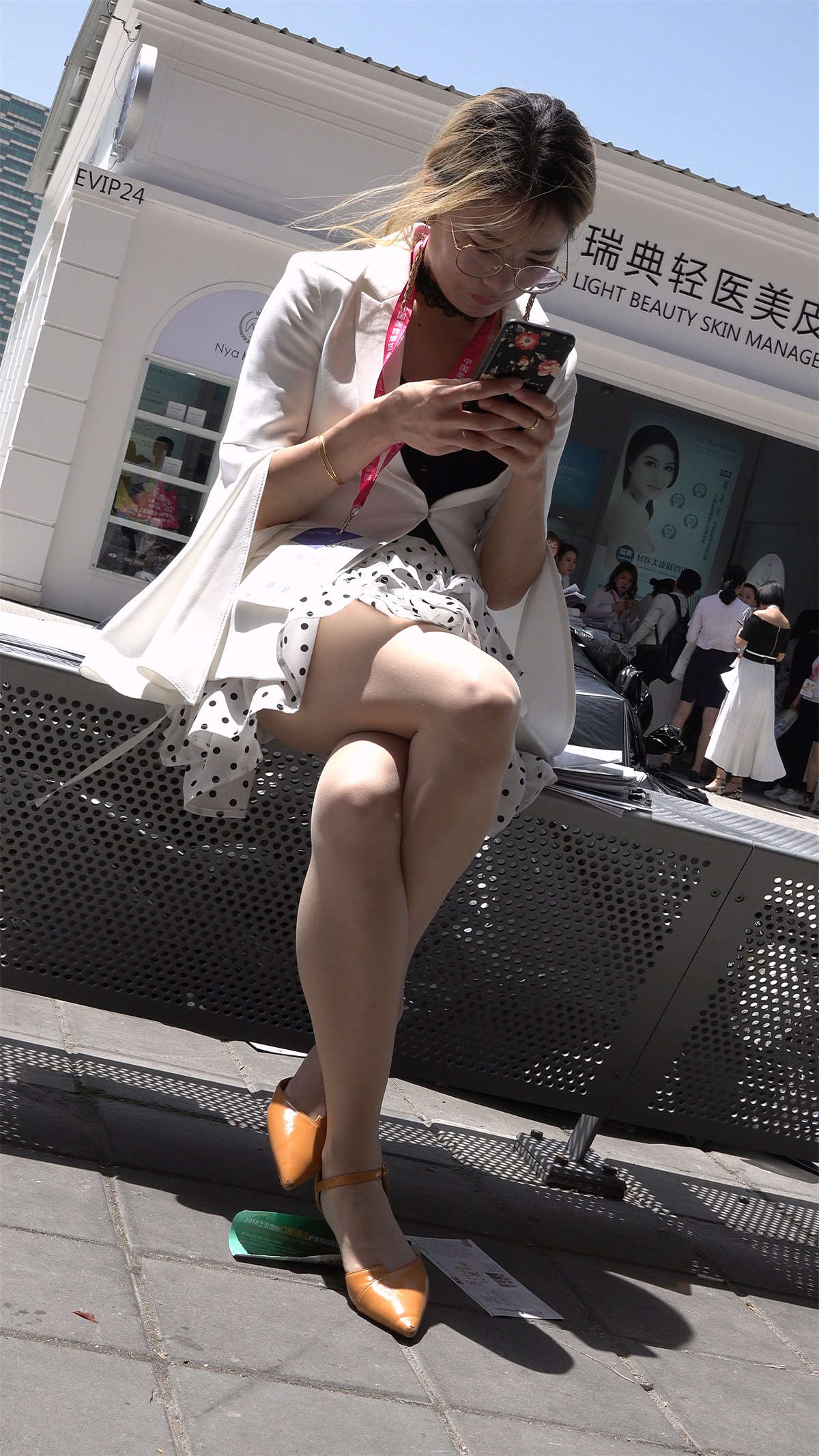 图片[2]-带着眼镜有气质的丝袜美女-日更街拍